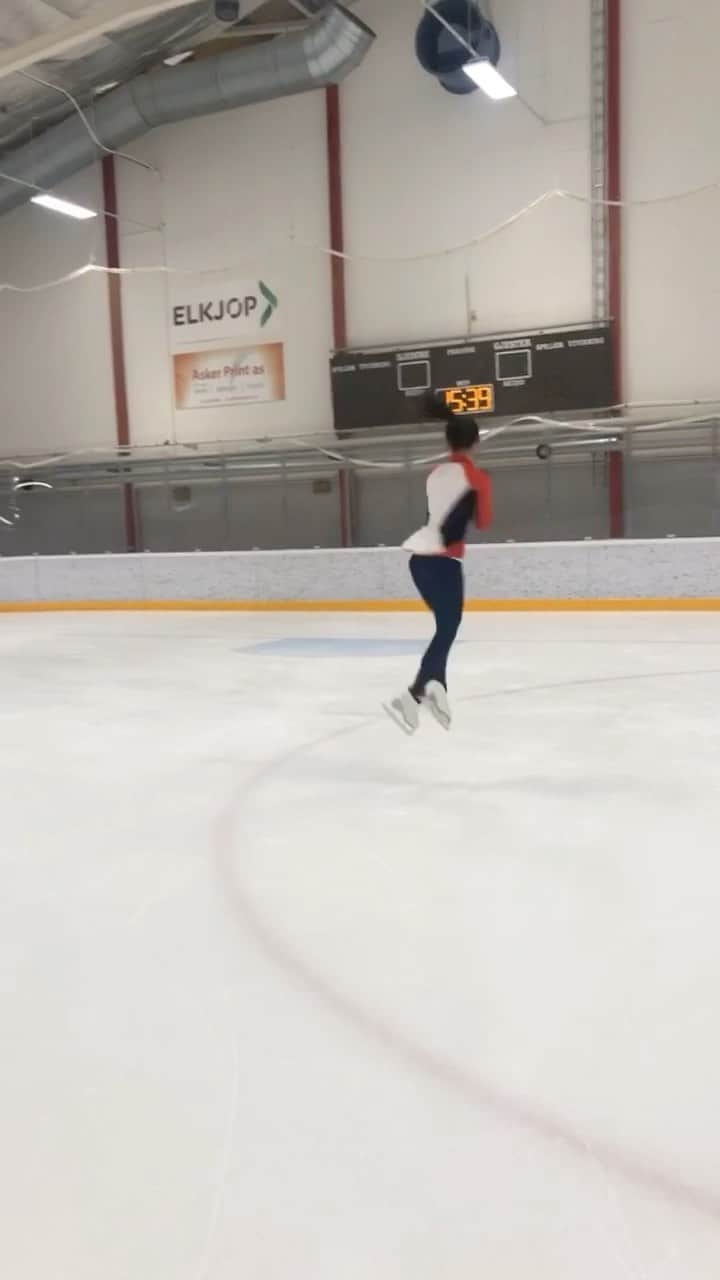 カミラ・ヤシェムのインスタグラム：「Kanskje jeg skal teste om jeg klarer 1 dobbel axel i vinter⛸  #figureskating」