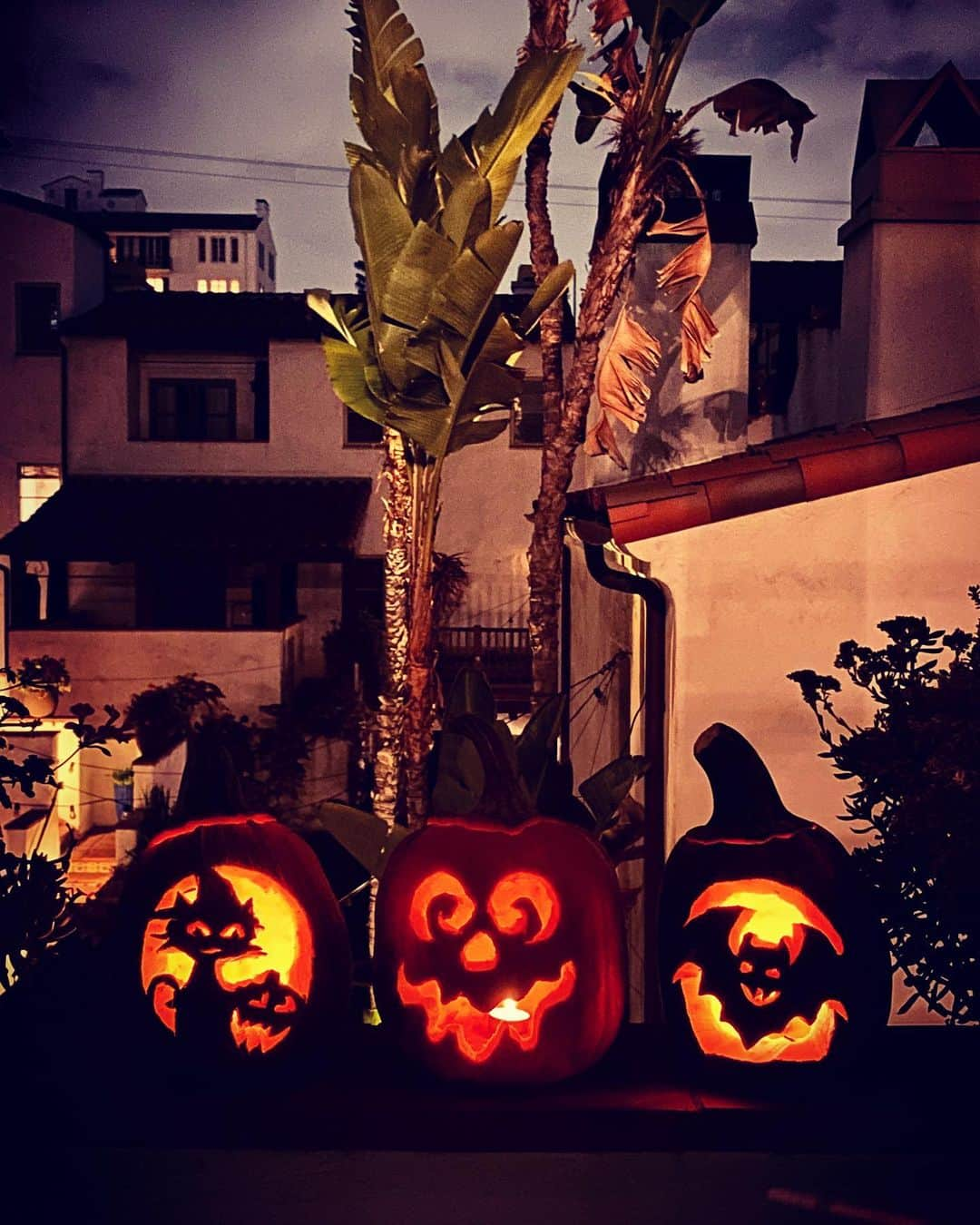 オリバー・キエラン・ジョーンズのインスタグラム：「Happy Halloween! 🎃 👻 🧹 🕷 #pumpkin #carvingpumpkins」