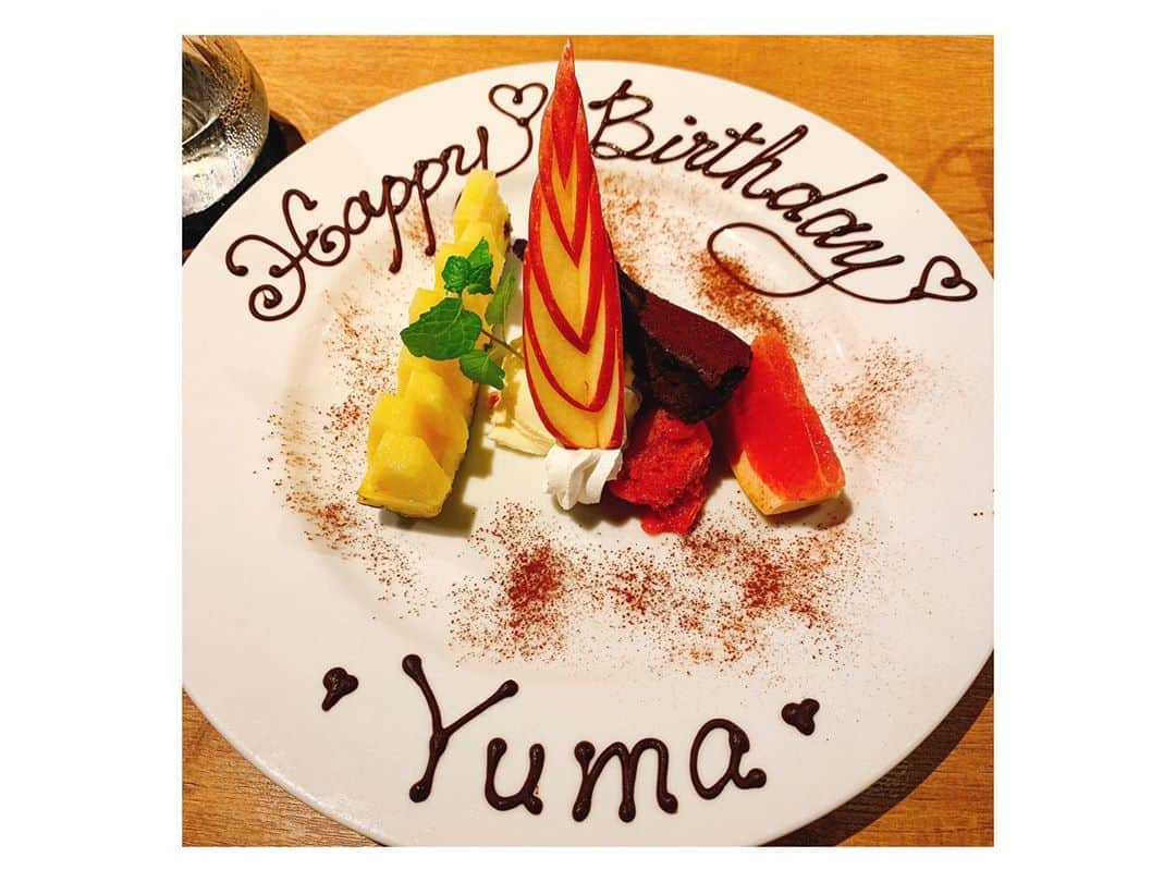 高橋由真さんのインスタグラム写真 - (高橋由真Instagram)「🎂💖🎂💖🎂💖  お誕生日Dinner🍽✨ どれがメイン！？ってくらいの ボリュームと種類にビックリ😍💕  苦手な牡蠣とフォアグラも まさかのめちゃ美味しく食べれた🤤❤️  可愛いプレート🎂も嬉しい🥺 素敵なお誕生日当日を過ごせました〜♡  何から何までととちゃんありがとう🙏💓✨  #誕生日 #dinner #コース料理 #🎂 #💖 #THANKS #圧倒的 #感謝 #美味しかった #😋 #💕」10月25日 11時31分 - yumachi1021