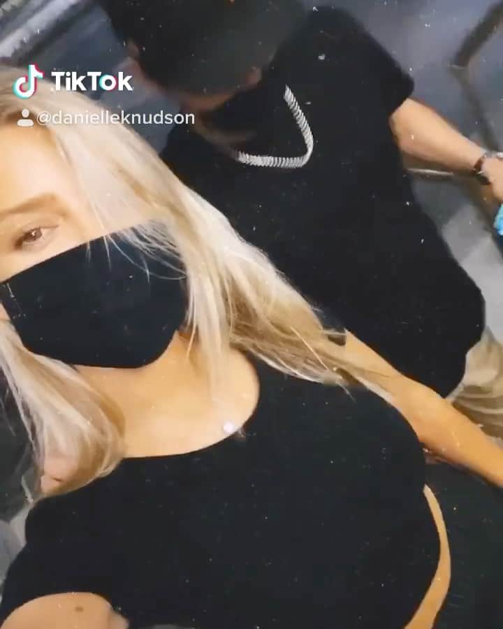 ダニエル・クヌッドソンのインスタグラム：「Date Night #2020  🖤🤍🖤 @alextmarshall」