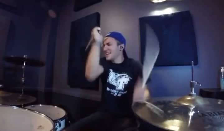 マギー・リンデマンのインスタグラム：「im obsessed w drumming videos ah!! thank you for playing scissorhands, this is so hard 🖤 @jordanthedrummerwb」