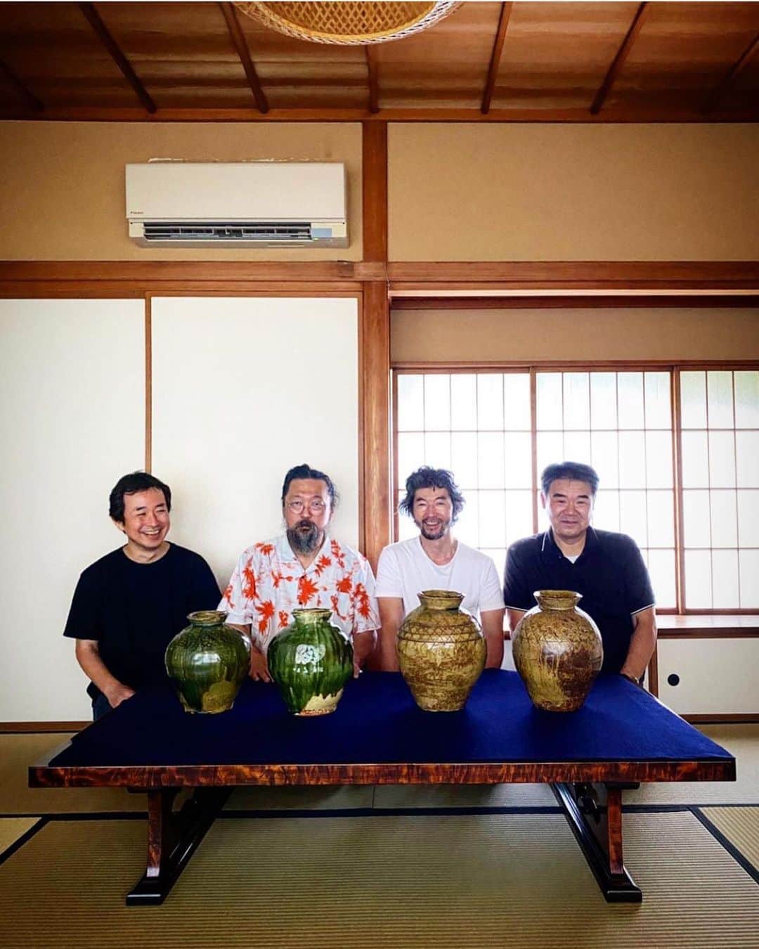 村上隆さんのインスタグラム写真 - (村上隆Instagram)「10月25日14時より、となりの村田 @tonari_no_murata 主催のトークショー 「魯山人と生活工芸」 を、京都市国際交流会館で行おうと思います。入場無料です。 魯山人と『生活工芸』に関わる話です。 新潮社の工芸の専門誌で、『生活工芸』 @kogei_seika の旗振り役「工藝青花」の編集長、菅野康晴  さんと、魯山人作品販売と鑑定の専門店、銀座黒田陶苑 @ginza_kurodatouen の黒田佳雄さんもご登壇いただきます。それと村田森 @muratashinwolf さんと僕も、です。  僕は此処に添付したマトリックス図のような感じで「生活工芸」を解釈しており、何故解釈せねばならなかったかと言えば、敗戦後、そしてバブル経済崩壊後の負け負け日本の中に生まれた奇跡の美意識の起源と、その未来の可能性を理解したかったからです。で。学習して行く中で、あれ？あれれ？となる事が頻発してきて『生活工芸』の理念の核心部とされている柳宗悦の民藝論が機能しておらず理屈が合ってない事に気が付いたのです。 それは僕が29歳で現代美術業界にデヴューして感じた違和感にそっくりでした。つまり、業界内で蠢く人たちは、己のテリトリー確保に必死で、実は業界を俯瞰して見れていない的な感じ。己らで理念を発見できぬが故に借り物の理屈を添え木にしている作法に似ています。 現代美術業界では、何かといえばデュシャン、クレメントグリンバーグを担ぎ上げていましたが、そのOSで、日本の芸術は上手く起動しなかったわけで、オリジナルなOSをカスタムメイドしなければならなかったのです。其れが僕の場合は「SUPER FLAT」でした。 『生活工芸』と柳宗悦の民藝論との関係も似ています。柳は戦前からのブルジョアであり、上から目線で民の芸術を語っていたわけだし、その作法も決してオリジナルではなく、当時西欧で流行っていた第三世界の文化の植民地主義的な目線の模倣であったと言えましょう。で、私が魯山人に共感するのは、この柳的な目線の真裏。最下層の生まれで叩き上げた書家が日本のヒエラルキー構造の中をもがく中での温故知新が極めてオリジナル、日本固有であったからです。 『生活工芸』の争点は三谷龍二 @ryumitani 安藤雅信 @masanobu.ando によると、敗戦後のアメリカ文化の日本的咀嚼であり、その在り方は、音楽の世界で例えると「はっーぴーえんど」的であり、ファッションの世界では「裏原宿」的であったのです。なので植民地主義的な視点の柳の理屈を使って、日本人が日本の文化を植民地主義的に見立てれるなら『生活工芸』は更なる進化を遂げてゆくでしょうが、そこまでラジカルになれずに、今現在は足踏みし続けている筈。、、、と言うかラジカリズムが『生活工芸』的と言うわけでもないでしょうし。 で、その柳宗悦の対極であったであろう下賤な出自の北大路魯山人の創造したOSを使ってのトライアルが僕ら「となりの村田」の進むべき未来である。そんな話をしようと思ってます。」10月25日 6時22分 - takashipom