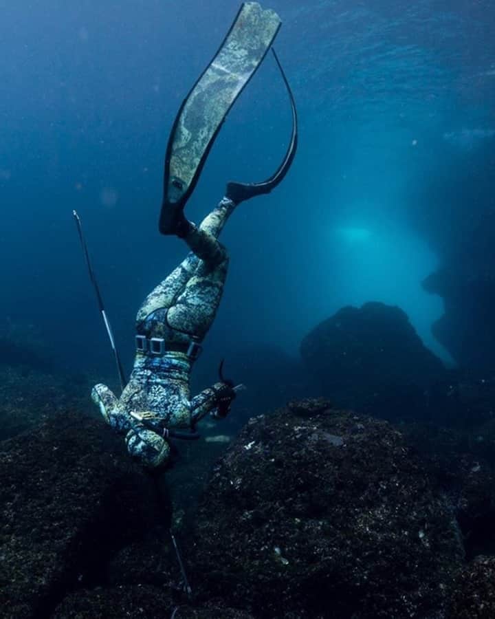 Costa Sunglassesのインスタグラム：「Three-pronged approach. 📷: @cinematowski @kimi_swimmy #BornOnTheWater #SeeWhatsOutThere」