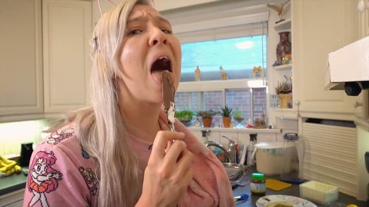 サイモンとマルティナのインスタグラム：「Martina’s Midnight Munchies video up now 🚨 Ooh la la~ today I am making easy blender crepes... so what could possibly go wrong? Apparently many things 🙃 I’ll be serving up both savoury and sweet versions...and don’t act like you wouldn’t lick a Nutella covered knife too 😂」