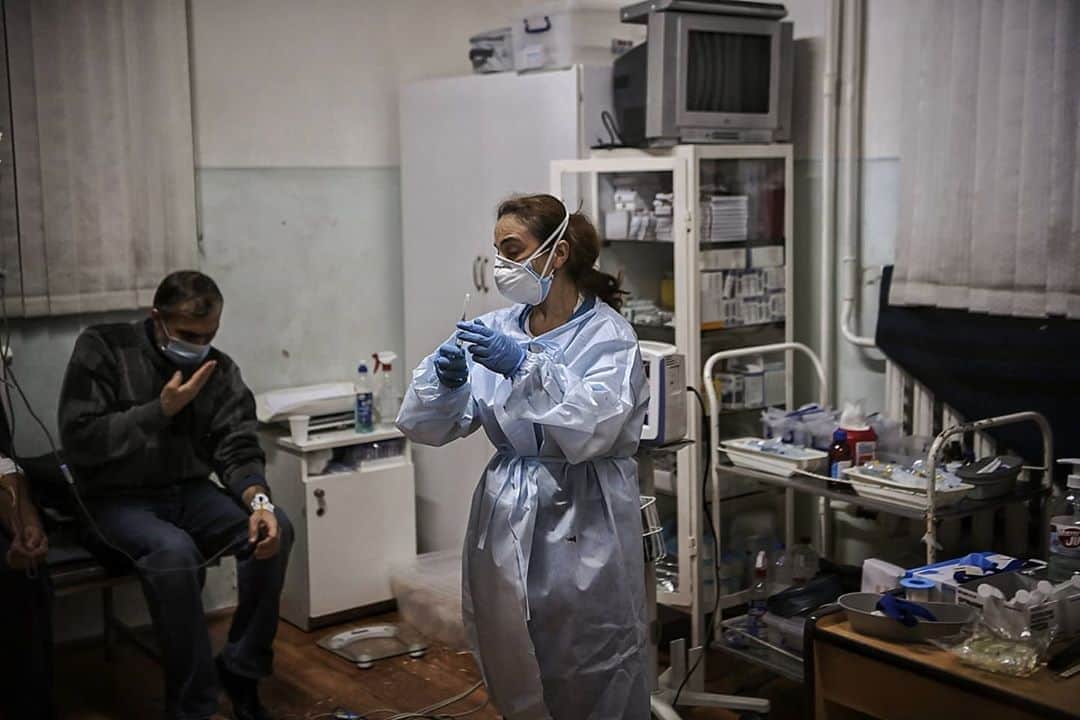 AFP通信さんのインスタグラム写真 - (AFP通信Instagram)「#AFPrepost 📷 @aris.messinis - Covid_19 in a war zone -⁣ Doctors and medical staff make tests and give treatment to patients that are suspected cases of the novel coronavirus Covid-19 in the city of Stepanakert during the ongoing fighting between Armenian and Azerbaijani forces over the breakaway region of Nagorno-Karabakh.⁣ #war #conflict #armenia #azerbaijan #covid_19 #coronavirus #health #virus #pandemic #doctor #doctors #medical #warzone #test #treatment #hospital #basement #shelter #house #home #mask #facemask #stepanakert  #city #solidarity #photojournalism #arismessinis」10月25日 6時26分 - afpphoto
