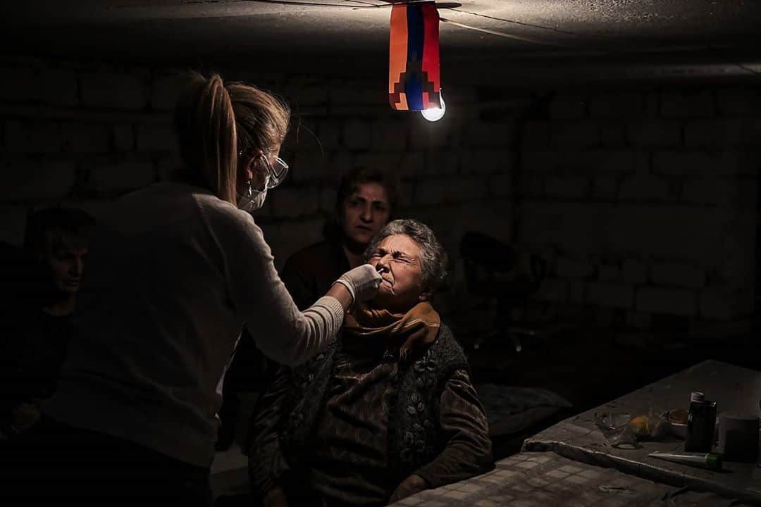 AFP通信さんのインスタグラム写真 - (AFP通信Instagram)「#AFPrepost 📷 @aris.messinis - Covid_19 in a war zone -⁣ Doctors and medical staff make tests and give treatment to patients that are suspected cases of the novel coronavirus Covid-19 in the city of Stepanakert during the ongoing fighting between Armenian and Azerbaijani forces over the breakaway region of Nagorno-Karabakh.⁣ #war #conflict #armenia #azerbaijan #covid_19 #coronavirus #health #virus #pandemic #doctor #doctors #medical #warzone #test #treatment #hospital #basement #shelter #house #home #mask #facemask #stepanakert  #city #solidarity #photojournalism #arismessinis」10月25日 6時26分 - afpphoto