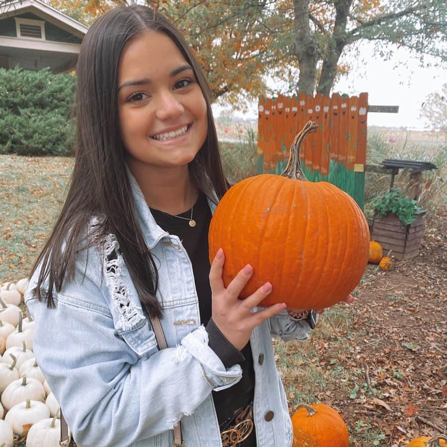 ガビ・シュールのインスタグラム：「just another pumpkin patch pic for your feed ;)」