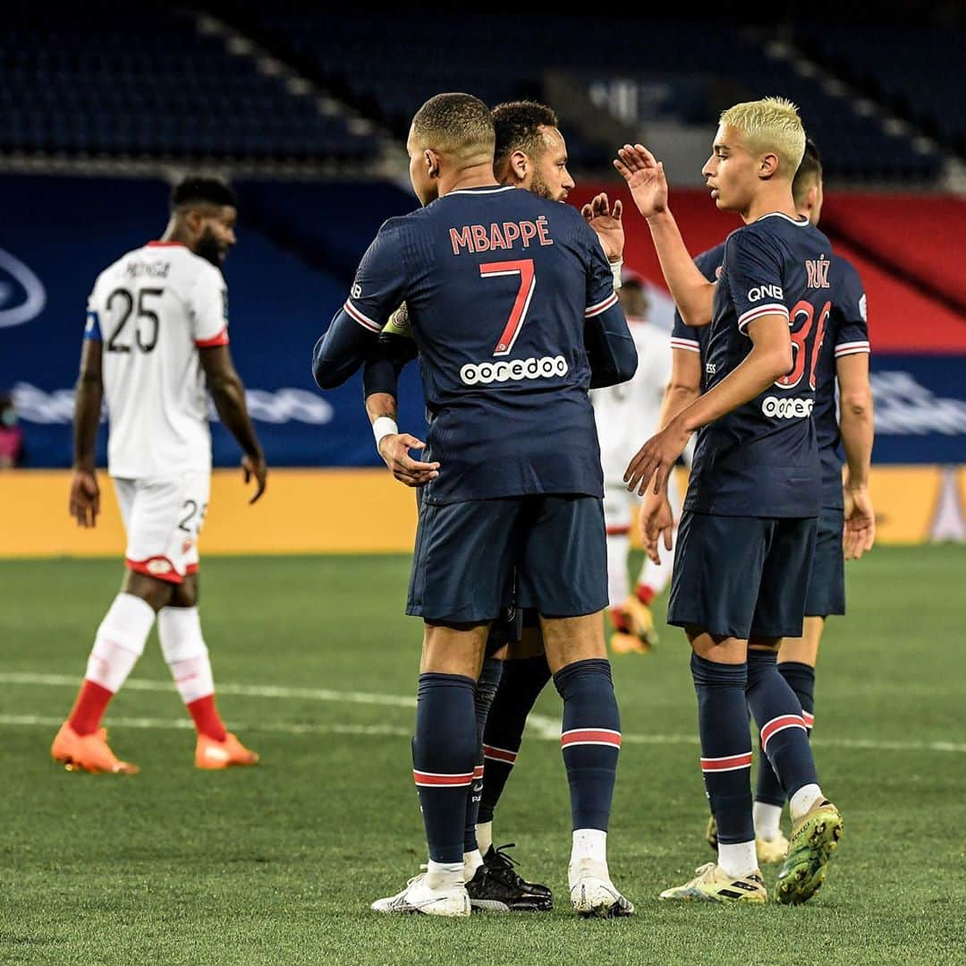 リーグ・アンさんのインスタグラム写真 - (リーグ・アンInstagram)「Auteur d'un doublé chacun, @moise_kean et @k.mbappe offrent une large victoire au @psg (4-0 vs Dijon) ⚽️⚽️  Both double striker,  @moise_kean and @k.mbappe give #PSG a big win ⚽️⚽️  #PSGDFCO #ligue1ubereats #psg #kean #mbappe #dijon」10月25日 6時35分 - ligue1ubereats