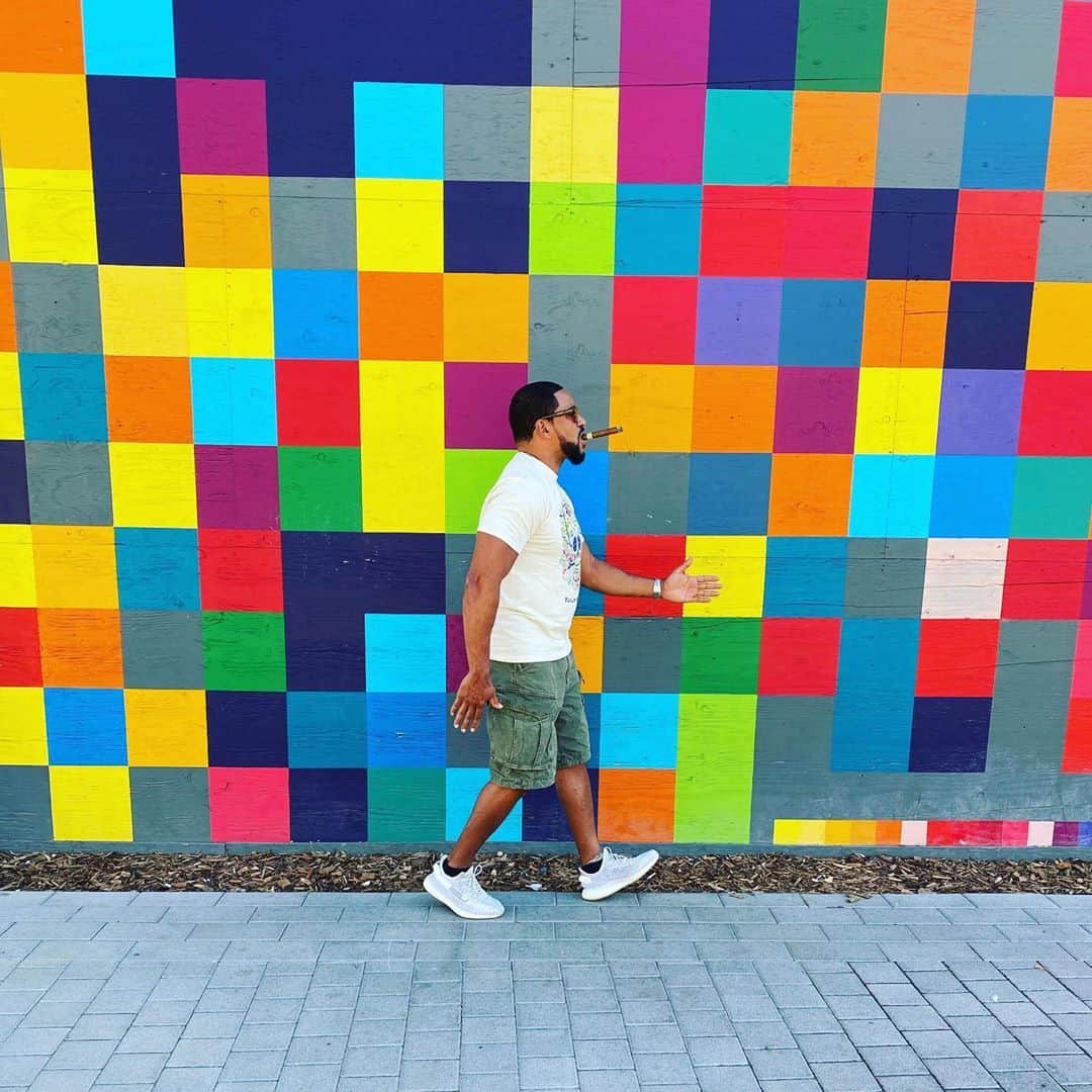 ラズ・アロンソのインスタグラム：「Walk like an Egyptian」