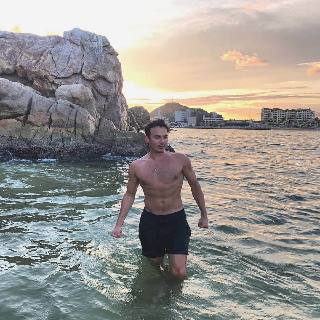 タイラー・ブラックバーンのインスタグラム：「Not not wanting to go back to the sea 🌊」