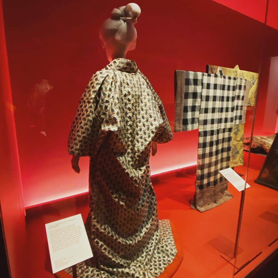 岡村仁美さんのインスタグラム写真 - (岡村仁美Instagram)「ヴィクトリア＆アルバート博物館で開催されている企画展「kimono」に行ってきました👘  事前予約制なので人数は限られているものの、たくさんの人が熱心に着物に見入っていました。  海外に住んでみると日本文化に関心を持ってくれていることを嬉しく感じるものですね😄  写真２枚目は江戸時代に外交上の贈答品として送られたヨーロッパシルクで作られた打掛。着物を通じた日本とヨーロッパの交流の歴史がおもしろかったです⛴  #ロンドン生活 #ロンドンに住むにあたって着付けの勉強してきました #着物を着て出かけられる日が来ますように #kimono #victoriaandalbertmuseum」10月25日 6時54分 - hitomi_okamura_
