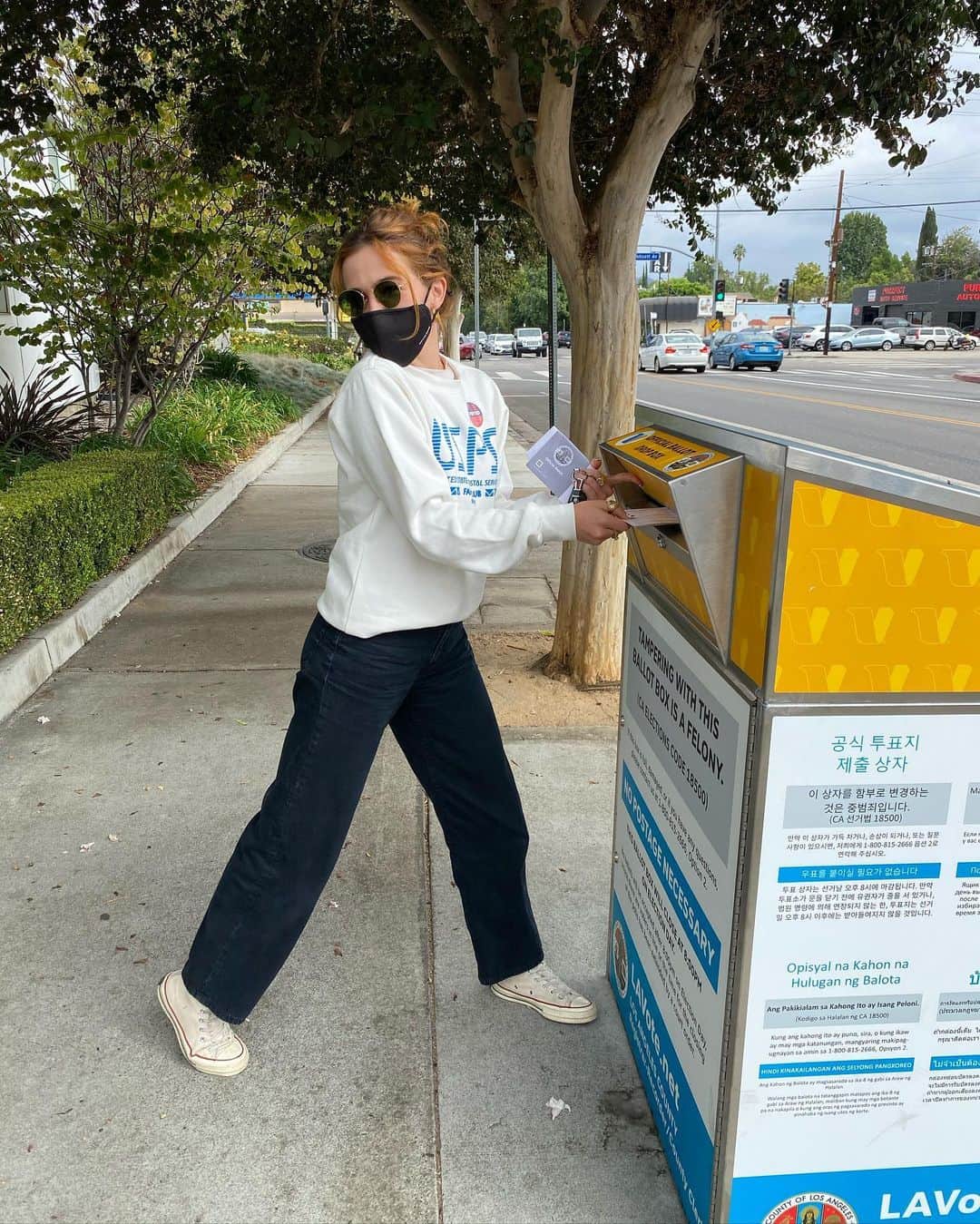 ゾーイ・ドゥイッチのインスタグラム：「this is what a thirst trap looks like in 2020 #voteearlyday」