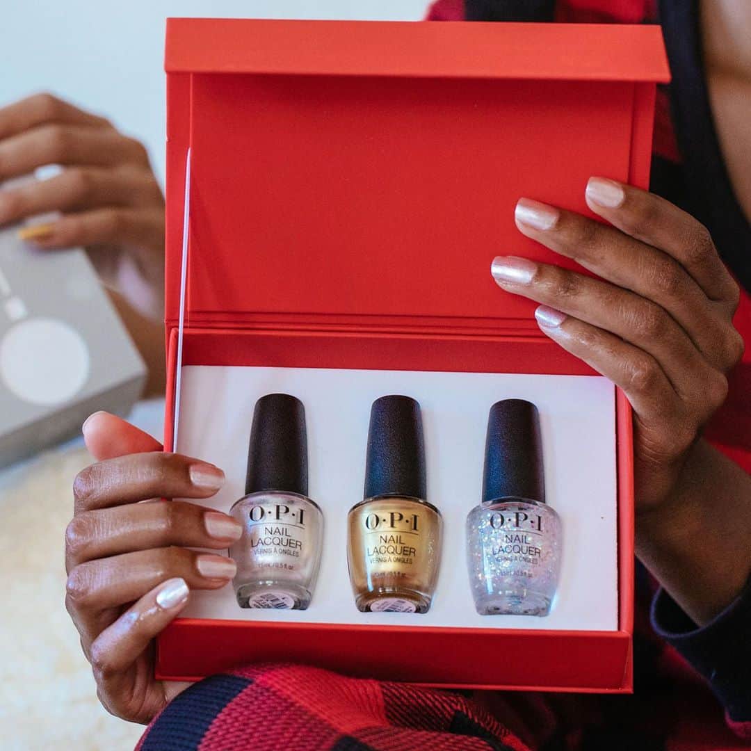 OPIさんのインスタグラム写真 - (OPIInstagram)「Nail the perfect gift with our custom gift sets. Head to our #linkinbio to explore ✨ Shades: #NaughtyOrIce?, #ThisGoldSleighsMe, & #AllATwitterInGlitter  #GiftedByOPI #Customgifts #giftideas #holidaygifts #nailpolish #OPIObsessed #nailedit」10月25日 7時05分 - opi