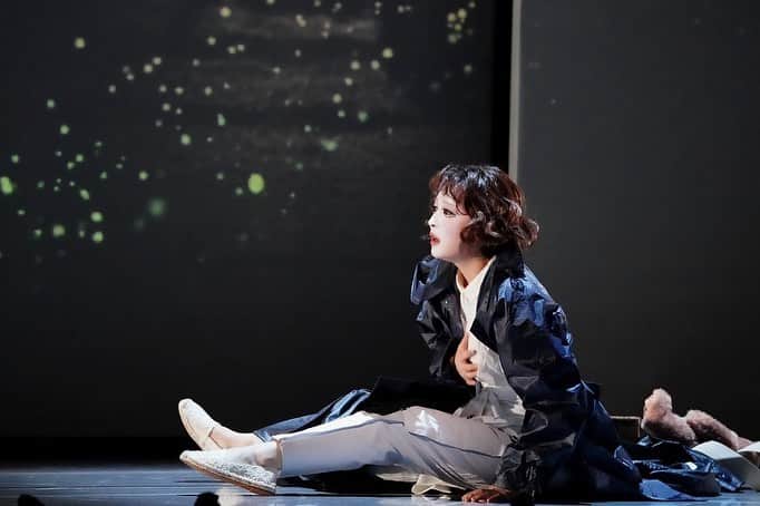 のインスタグラム：「目覚めると、世界は変わっていた。  『真夏の夜の夢』  撮影：田中亜紀」