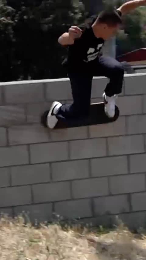 スラッシャーのインスタグラム：「⏰ Two minutes of @masonsilva for @realskateboards ✅」