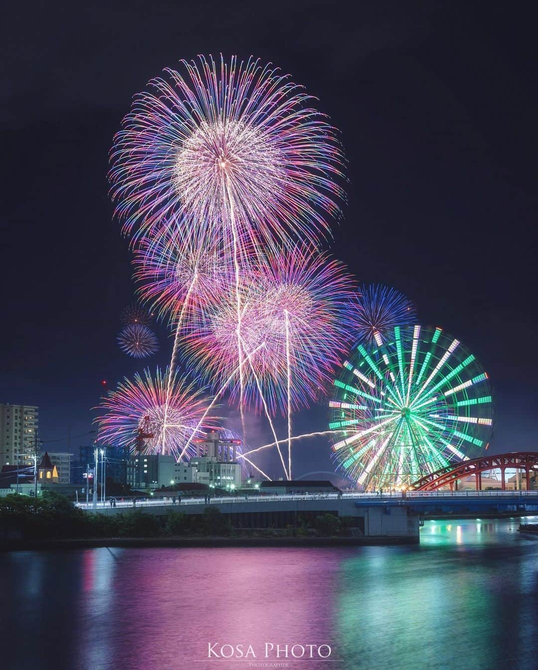 のインスタグラム：「虹色花火🌈🎆 時差式のレインボーカラーはヤバい😍 . Location:愛知 Aichi / Japan🇯🇵 Date:2020年10月 . #花火 #名港水上芸術花火 #名古屋 #worldwidefireworks #遊火 #fireworks_jpn #TandDフォトコンテスト2020 #discover #今こそ写真でつながろう #japan_night_view_member #art_of_japan_ #tokyocameraclub #dpj_member #team_jp_ #IG_PHOS #photo_jpn #ptk_japan #pt_life_ #bestjapanpics #visit_tokai #light_nikon #sorakataphoto #LBJ_Legend #広がり同盟メンバー #nipponpic_member #special_spot_legend #s_shot #japan_of_insta #bestphoto_japan #Rox_Captures」