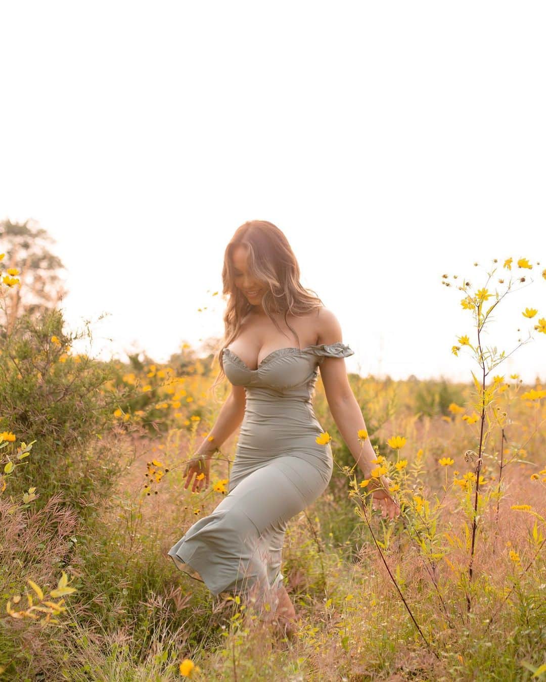ダフネ・ジョイのインスタグラム：「Fairytale... ☀️ @fashionnova has the sweetest dresses and always fits me the best.... fashionnovapartner」