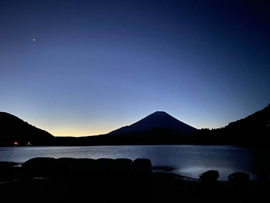 無良崇人のインスタグラム：「この景色を観に早朝ドライブしてきましたー。 外気温2℃の精進湖はとても寒かったけど最高でした(^^) 珍しく雲ひとつない富士山をどうぞ #富士山  #morningdrive #絶景 #無良崇人」