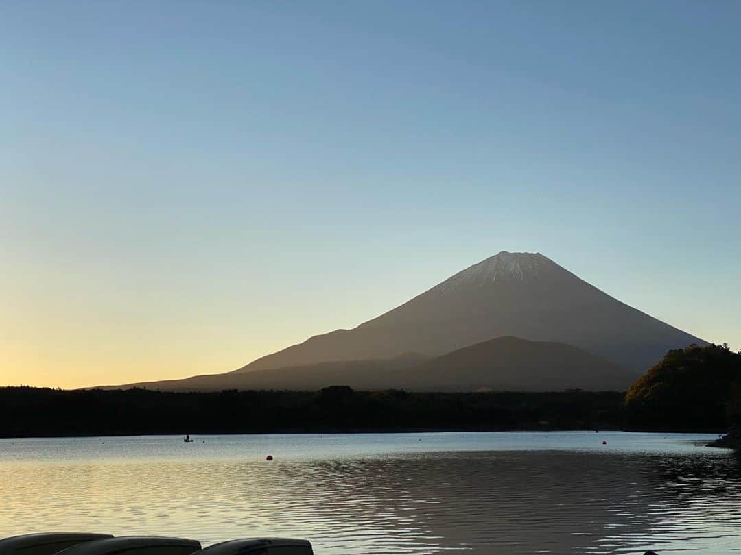 無良崇人さんのインスタグラム写真 - (無良崇人Instagram)「この景色を観に早朝ドライブしてきましたー。 外気温2℃の精進湖はとても寒かったけど最高でした(^^) 珍しく雲ひとつない富士山をどうぞ #富士山  #morningdrive #絶景 #無良崇人」10月25日 7時10分 - takahitobh5d