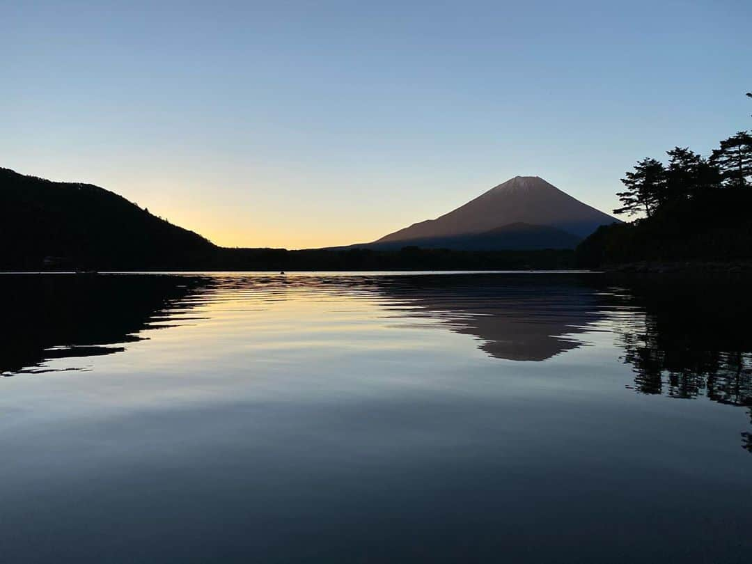 無良崇人さんのインスタグラム写真 - (無良崇人Instagram)「この景色を観に早朝ドライブしてきましたー。 外気温2℃の精進湖はとても寒かったけど最高でした(^^) 珍しく雲ひとつない富士山をどうぞ #富士山  #morningdrive #絶景 #無良崇人」10月25日 7時10分 - takahitobh5d