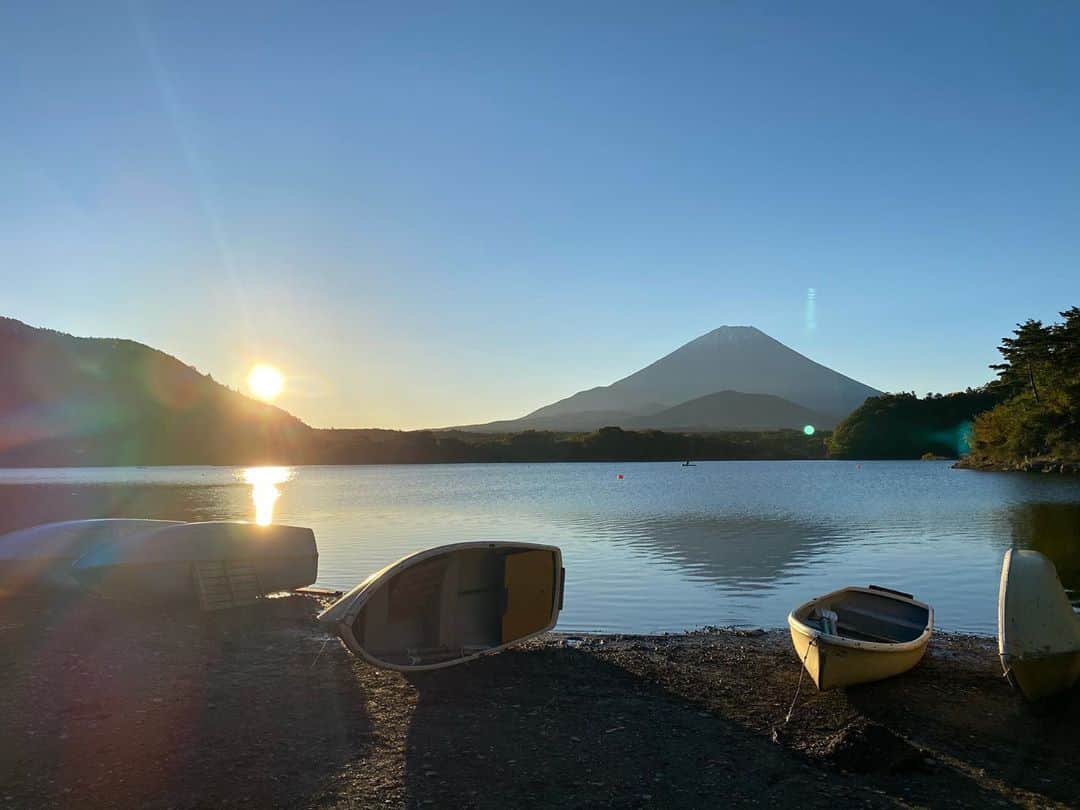 無良崇人さんのインスタグラム写真 - (無良崇人Instagram)「この景色を観に早朝ドライブしてきましたー。 外気温2℃の精進湖はとても寒かったけど最高でした(^^) 珍しく雲ひとつない富士山をどうぞ #富士山  #morningdrive #絶景 #無良崇人」10月25日 7時10分 - takahitobh5d