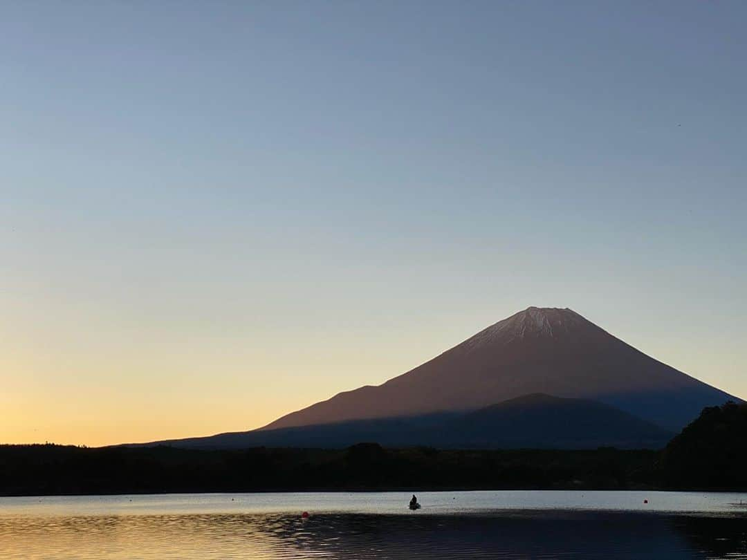 無良崇人さんのインスタグラム写真 - (無良崇人Instagram)「この景色を観に早朝ドライブしてきましたー。 外気温2℃の精進湖はとても寒かったけど最高でした(^^) 珍しく雲ひとつない富士山をどうぞ #富士山  #morningdrive #絶景 #無良崇人」10月25日 7時10分 - takahitobh5d