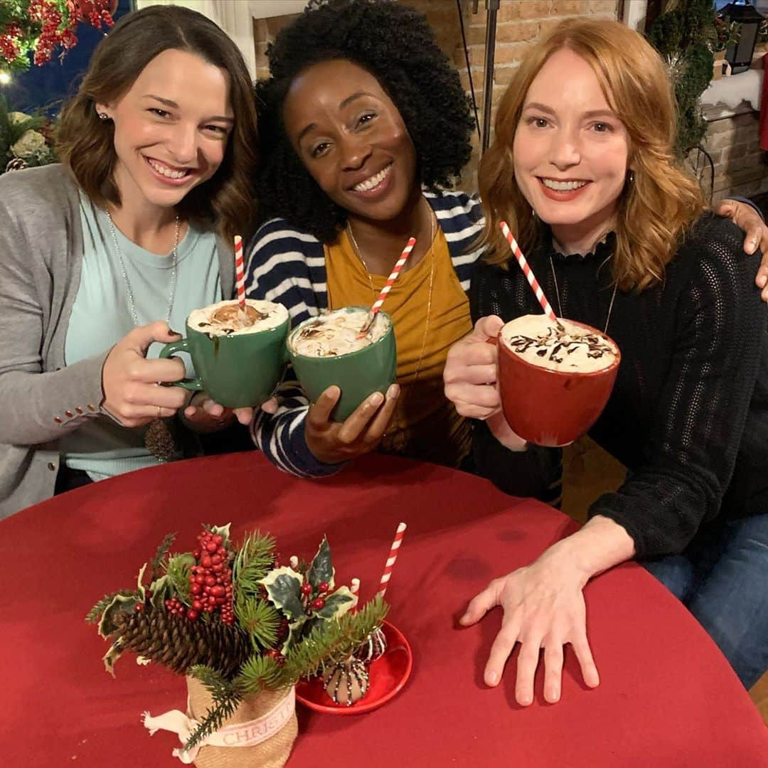 アリシア・ウィットさんのインスタグラム写真 - (アリシア・ウィットInstagram)「who’s ready for the premiere of #christmastreelane in just a few hours?! join me at 10 EST/9C on @hallmarkmovie with your favorite beverage (vegan hot chocolate sounds amaaaazing right now) - i’ll be live tweeting on the Twitter along with the rest of the incredible cast-  @awalkk35 @drakehogestyn @briananprice @aubreyannreynolds and more! #hallmarkchristmasmovies #miraclesofchristmas」10月25日 7時24分 - aliciawitty