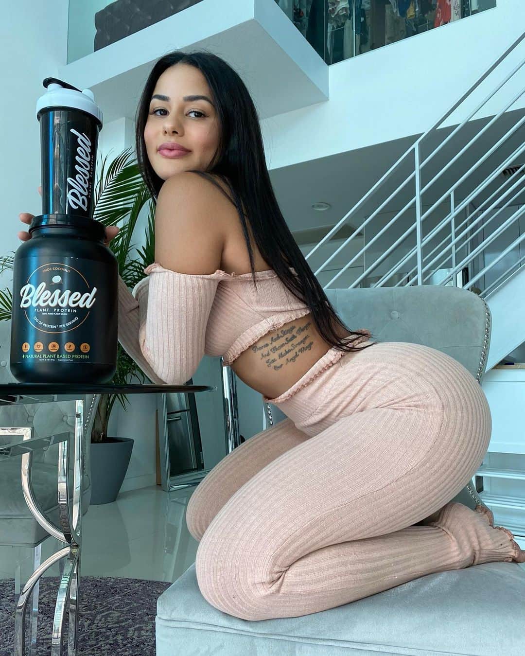 Katya Elise Henryさんのインスタグラム写真 - (Katya Elise HenryInstagram)「@blessedprotein chocolate coconut because it’s just the best 😌 if you’re a smoothie maker like me, this flavor comes most handy. blend up a banana + some pb.. game over. blessed is also plant based, soy free, gluten free, & all around just quality. smooth, no chalkyyy-ness like most vegan proteins. 23g protein per scoop! try some yourself, you won’t regret it ☝🏽 www.ehplabs.com (10% off code: katya10)」10月25日 7時26分 - katyaelisehenry