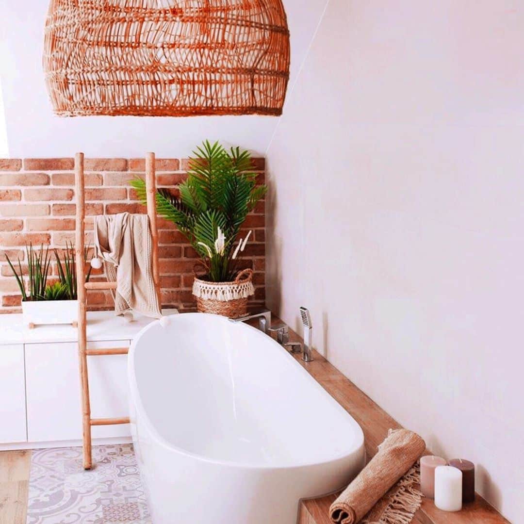 チップ＆ペッパーさんのインスタグラム写真 - (チップ＆ペッパーInstagram)「A few simple decorative items to create a spa like environment in your bathroom. If this inspires you see our Rattan lampshades, baskets and latter. . . . . . . #bathroom #fall #decor #modernbohemian #fallvibes #bohohome #bohodecor #modernkitchen #homedecor #shop #stylravendesign #warmtones #minimalistic #farmhouse #interior4inspo #interior4all #mynordicroom #myinterior #rattanlamp #woodenhouse #bohemian #hyggehome #brickwall #bohostyle」10月25日 7時30分 - sarafernstrom_