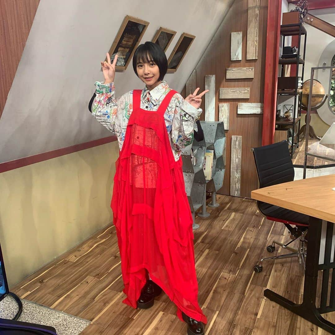 山之内すずさんのインスタグラム写真 - (山之内すずInstagram)「中居正広さんのニュースな会に出演させていただきました！ 身近なSNSトラブル、本当に気を付けましょうねー！  衣装  シャツ ワンピース LIMI feu @limifeu_official  靴 @janemarple_official」10月25日 7時50分 - suzu____chan