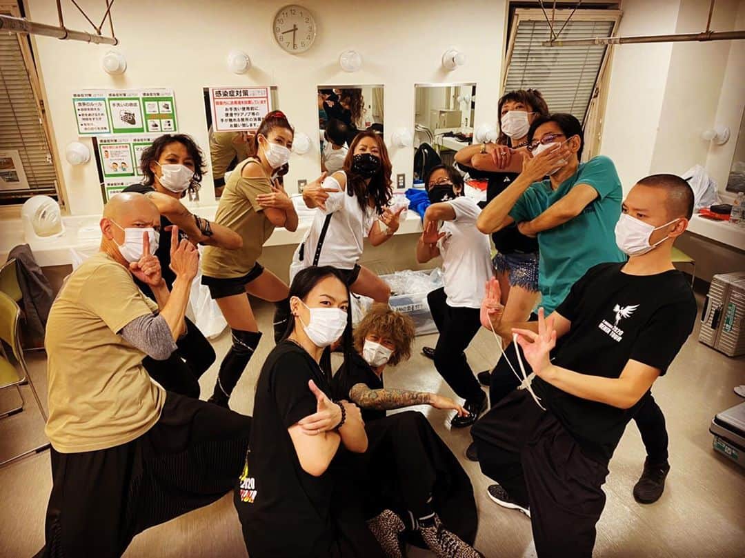 Ju-kenのインスタグラム：「大黒組　in 福岡！  マキちゃんによる、心のオイル交換は来てくれたみんなをリフレッシュ✨ ニコニコで会場を去る姿は見ていてこちらもホッコリします🤗 今夜は熊本へ向かいますので、お近くの方は是非、明日の活力を得に来て下さいね〜🌞  #大黒摩季　#Phoenixtour  #福岡」