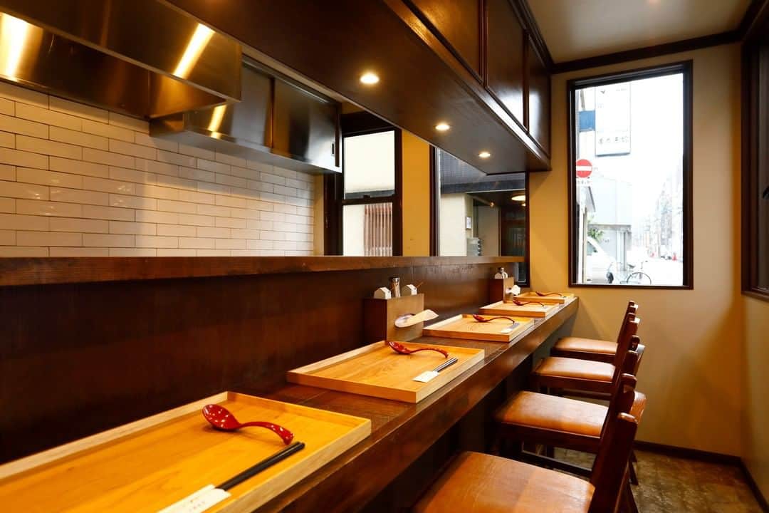 のインスタグラム：「【密にならない、味のある建物でラーメン！】  今までご予約の受付がなかった麺処むらじ室町店では、 ご予約の受付を承っております！🍜 明倫学区に残したい建物に認定されているレトロで可愛い雰囲気の室町店は、 スタッフ全員が女性なので、女性のお一人様も多いです！ 名物店長もいるので、カウンター席だと少しラッキーかも？！  ※5名様のお客様で事前予約が可能となります。 ※ご予約の受付は、ご来店の2週間前から前日まで可能です。 ※ご予約後の変更、キャンセルは承っておりません。ご注意くださいませ。 ※お1人様1品以上のご注文をお願いしております。 ・その中に、小学生以下の子供がいる場合は、 お子様1人につき1個のアイスをプレゼントいたします！ ・さらに、女性だけのグループで5名様の事前予約の場合は、 全員にアイスをプレゼント！ (※室町店限定のサービスとなります。ご了承くださいませ。)  ご予約はお電話にて受け付けております！ 麺処むらじ室町店　📞075-212-9911  #麺処むらじ #むらじ #ラーメンむらじ #ラーメン #京都ラーメン #ラーメン京都 #麺処むらじ #ラーメン大好き #麺スタグラム　 #麺活 #京都グルメ #京都麺活 #京都のうまいもん #ランチセット #京都 #そうだ京都行こう #kyoto #ramen #ramennoodles #ramenlover #ramen #kyotojapan #室町」