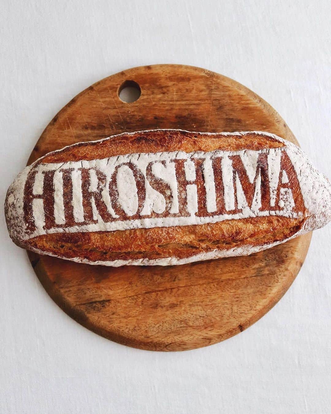 樋口正樹さんのインスタグラム写真 - (樋口正樹Instagram)「hiroshima sourdough bread . 今朝はパンとバター。 広島アンデルセンの サワーブレッドです。 酸味のあるおいしい サワー種のパンです。 香ばしくトーストし 発酵バターを塗って。 . この週末はお仕事で 金曜日から土曜日に 広島へ行ってました。 本通りにある旗艦店 広島アンデルセンと、 芸北にある農場など 裏側にもお邪魔して 学びのある旅でした。 . ＤＭでも多くお勧め 情報ありがとでした。 次の機会の参考にし たくさん巡りますー。 . . #ひろしまサワーブレッド #広島アンデルセン #アンデルセン #広島土産 #広島旅行 #広島出張 #andersen #bread #bakery #sourdough #sourdoughbread #sourdoughclub #breadlovers #instabread #breadstagram #thebakefeed」10月25日 8時00分 - higuccini