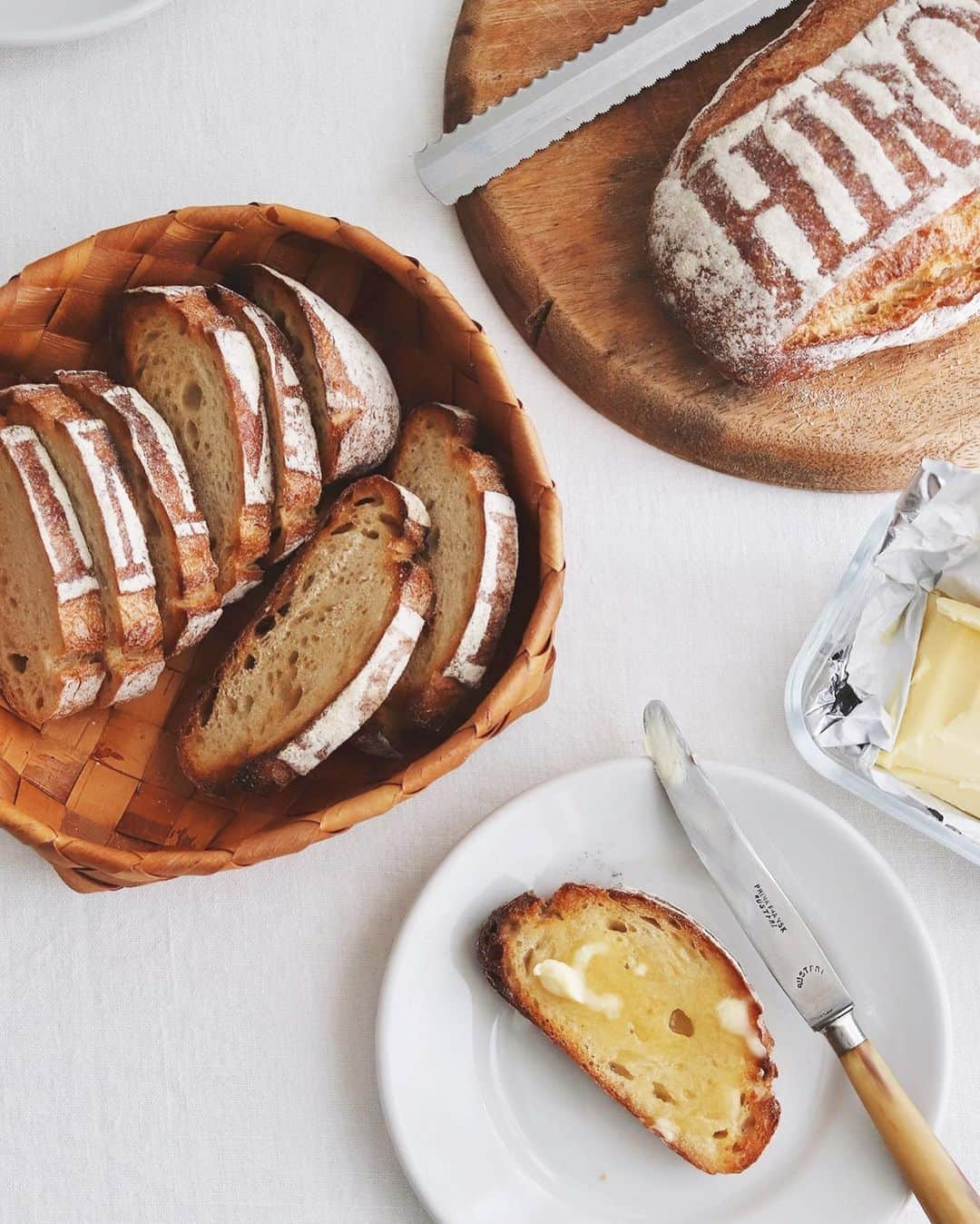 樋口正樹さんのインスタグラム写真 - (樋口正樹Instagram)「hiroshima sourdough bread . 今朝はパンとバター。 広島アンデルセンの サワーブレッドです。 酸味のあるおいしい サワー種のパンです。 香ばしくトーストし 発酵バターを塗って。 . この週末はお仕事で 金曜日から土曜日に 広島へ行ってました。 本通りにある旗艦店 広島アンデルセンと、 芸北にある農場など 裏側にもお邪魔して 学びのある旅でした。 . ＤＭでも多くお勧め 情報ありがとでした。 次の機会の参考にし たくさん巡りますー。 . . #ひろしまサワーブレッド #広島アンデルセン #アンデルセン #広島土産 #広島旅行 #広島出張 #andersen #bread #bakery #sourdough #sourdoughbread #sourdoughclub #breadlovers #instabread #breadstagram #thebakefeed」10月25日 8時00分 - higuccini