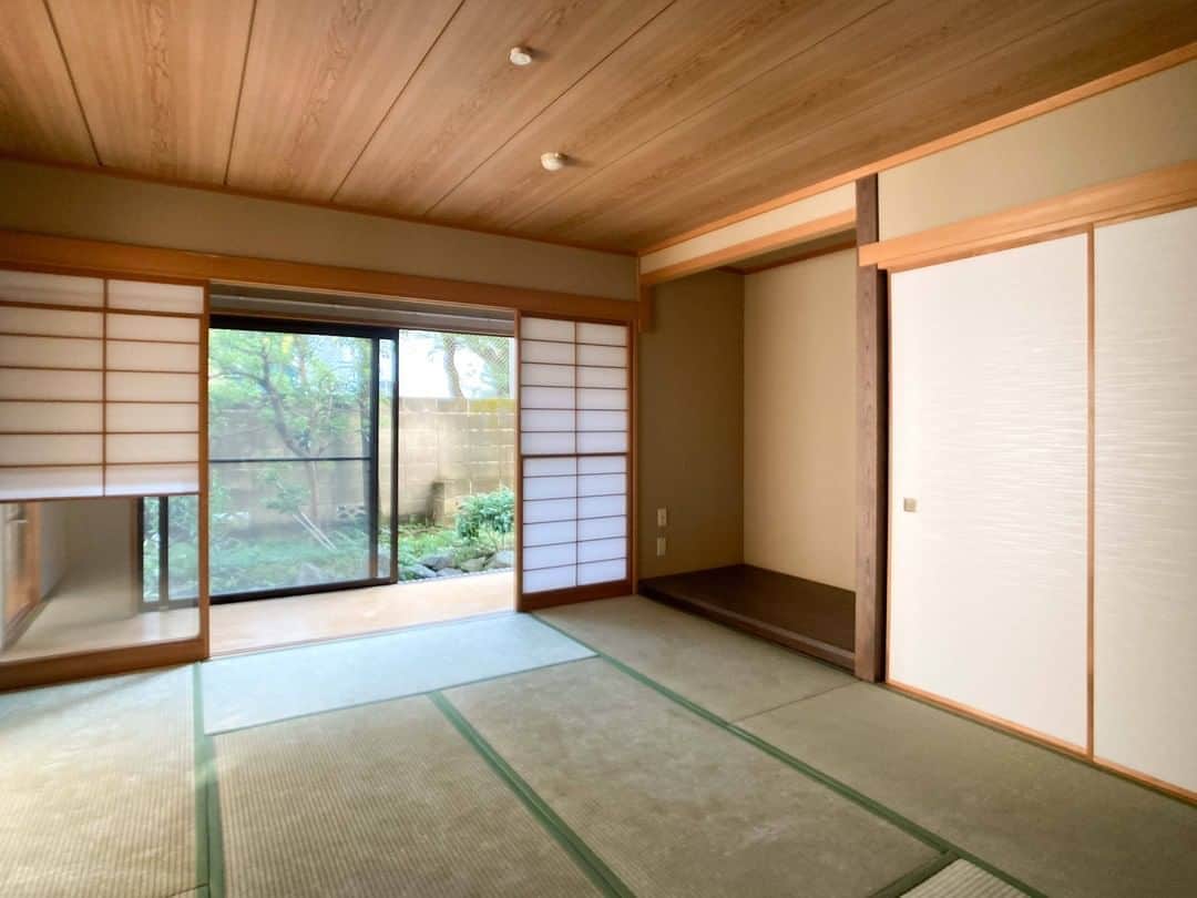 せたがやクラソンのインスタグラム：「『ここは旅館なのか 101』﻿ ﻿ ・小田急線梅ヶ丘駅 徒歩4分 ・20万円・85.00㎡・ 2SLDK ___________________________________________________________________﻿  外出がままならない世の中だからこそ、お家に癒しを求めたい！ というご家族におすすめしたい「まさか、お家が旅館（風）に!?」な、お部屋をご紹介。  何よりの特徴は趣ある和室。 床の間、広縁（広い縁側）そしてそれらしいお庭の付いた和室なんて、世田谷の賃貸物件では珍しい！ 経年変化すら味となり、まるで旅館の客室のよう。  床の間に花を生け、広縁に籐の椅子を置き、夜、しっぽりとした照明の中で浴衣を着て、お膳で懐石風な食事をいただけば、これはもう旅館で過ごす特別なひと時のよう。。。  日常と非日常を往き来できそうなスペシャルなお部屋、いかがでしょう？  ▼この物件の詳細 そのほかのお部屋はプロフィールのリンクから﻿ @setagayakurasson﻿ ___________________________________________________________________﻿ ﻿ 「オンラインでお部屋探し」スタートしました！ ご相談お待ちしております。 ﻿ ﻿https://setagayakurasson.com/online _____________________________________________________________________﻿ ﻿ #せたがやクラソン #せたがやンソン #賃貸 #お部屋探し #オンラインお部屋探し #引っ越し #内見 #部屋 #ワンルーム #ひとり暮らし #ふたり暮らし #好きな街 #暮らしを楽しむ #キッチン #家具 #世田谷 #賃貸インテリア #リノベーション  #コンシェルジュ #世田谷のお部屋探し  #小田急線 #梅ヶ丘 #gotoトラベル  #広い部屋に住むコツ #旅館ご飯  #平屋暮らし  #庭のある暮らし #生活 #ていねいな暮らし」