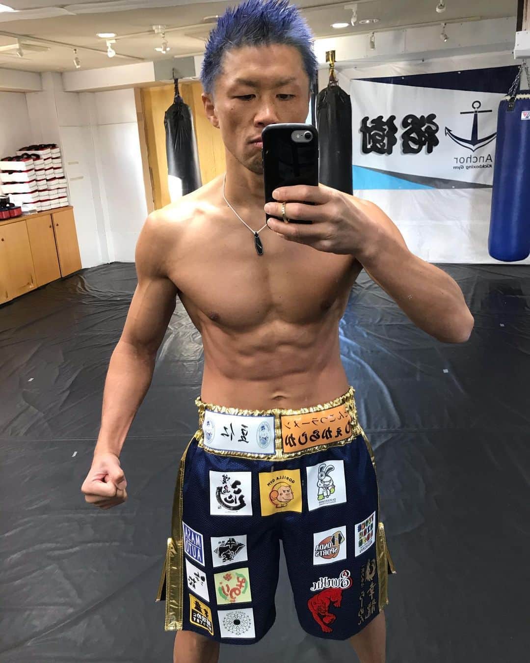 裕樹のインスタグラム：「おはようございます😃  良い天気！  今朝は60.2kg  水分で殆ど落ちたな（笑）  仕上がり上々💪  キックパンツ最高‼️」
