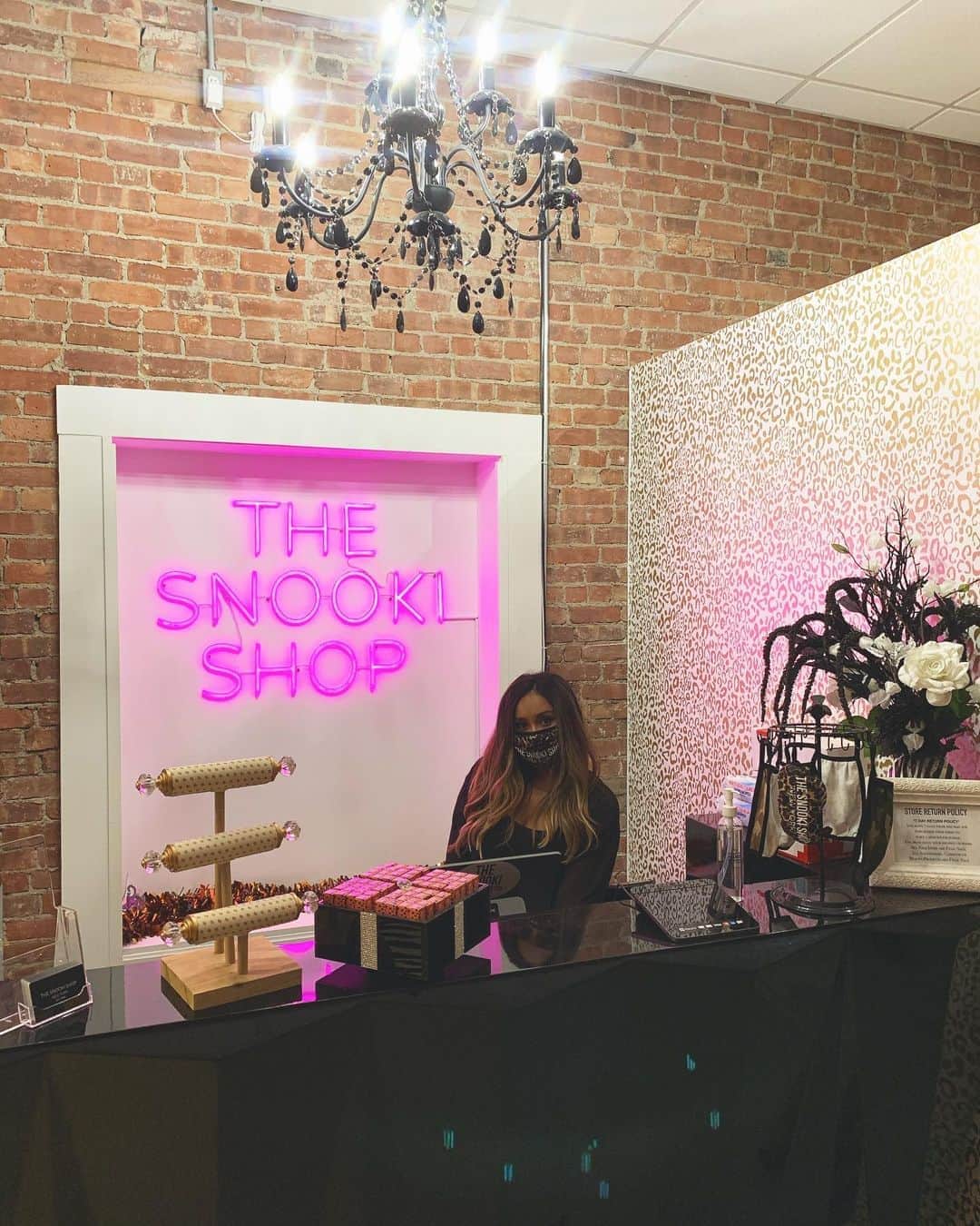 ニコール・ ポリッツィのインスタグラム：「THE SNOOKI SHOP🖤 Beacon, NY Open SUNDAY NOV 1ST💋🔥 @thesnookishop #thesnookishop」