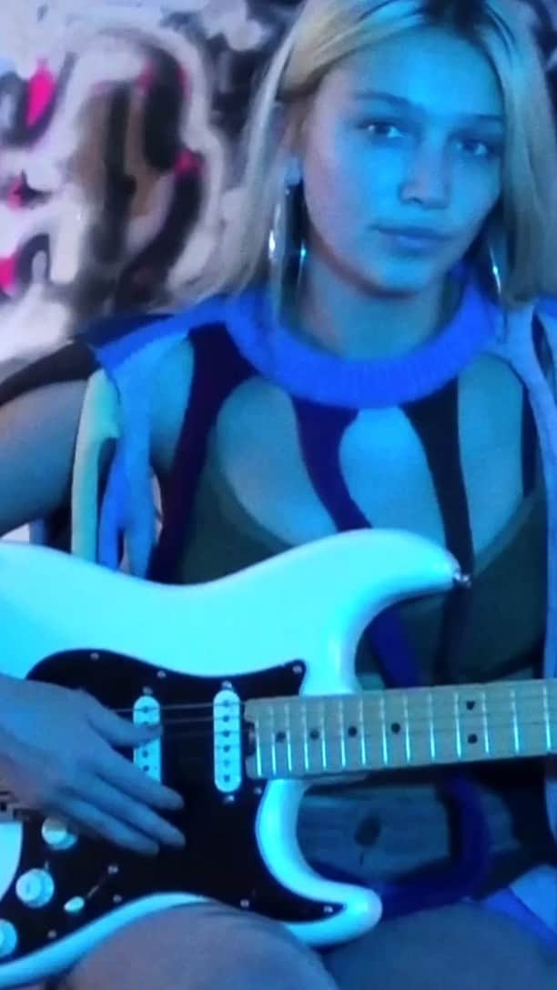 ケイリン・ルッソのインスタグラム：「a little stripped set i played in @skullsqwat art studio last month  Shot and edited by bb @http.naserin   thank you @unlockvirtualfestival for including meeeee   the whole line up is on their youtube   all donations raised by this festival go to the prince's trust charity in the UK helping the youth get jobs and recourses they need <333」