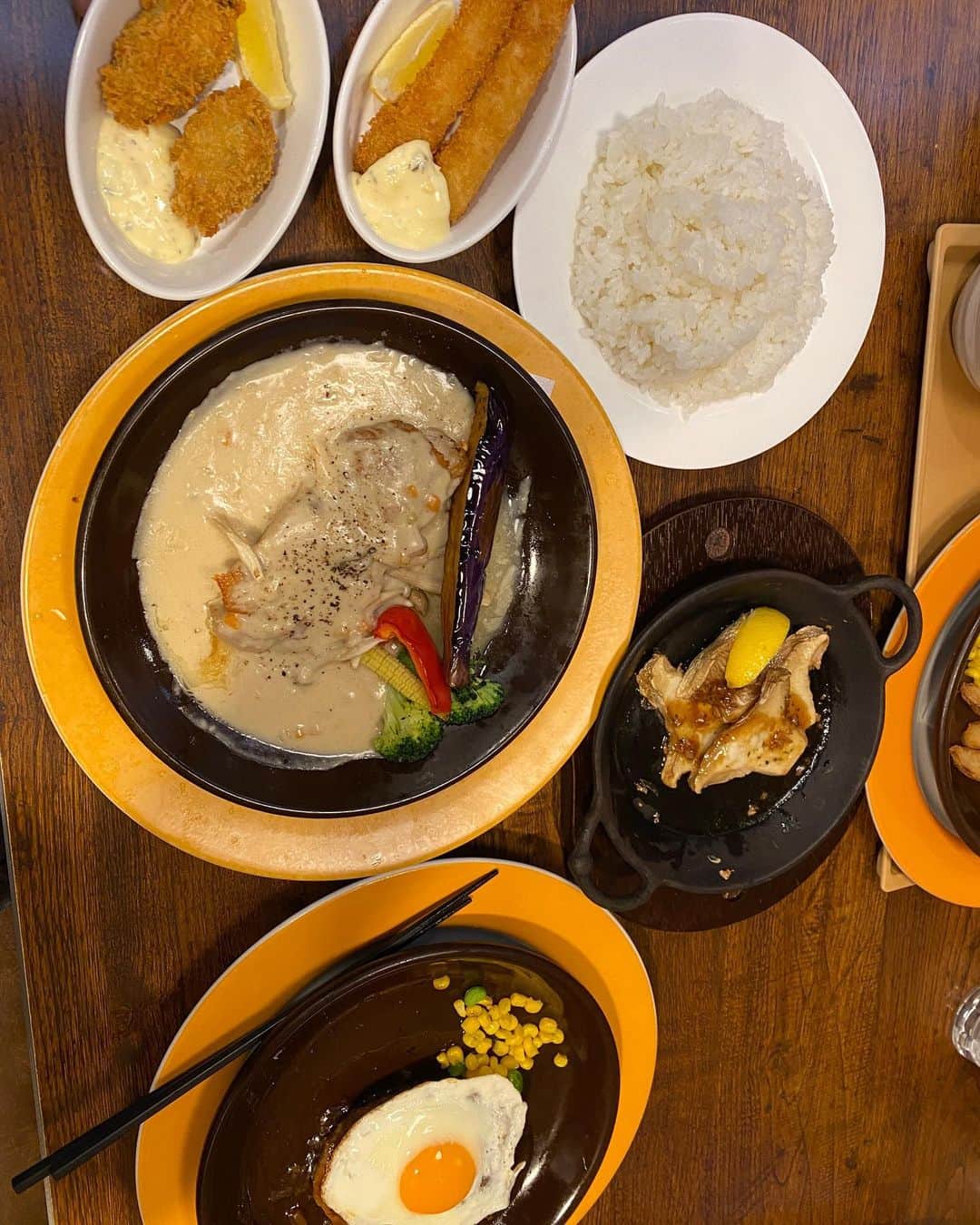 総長ウララのインスタグラム：「昨日たまおちゃんと飯食い行ったけど、尿管結石2日目とは思えないほど食ってしまった、、、」