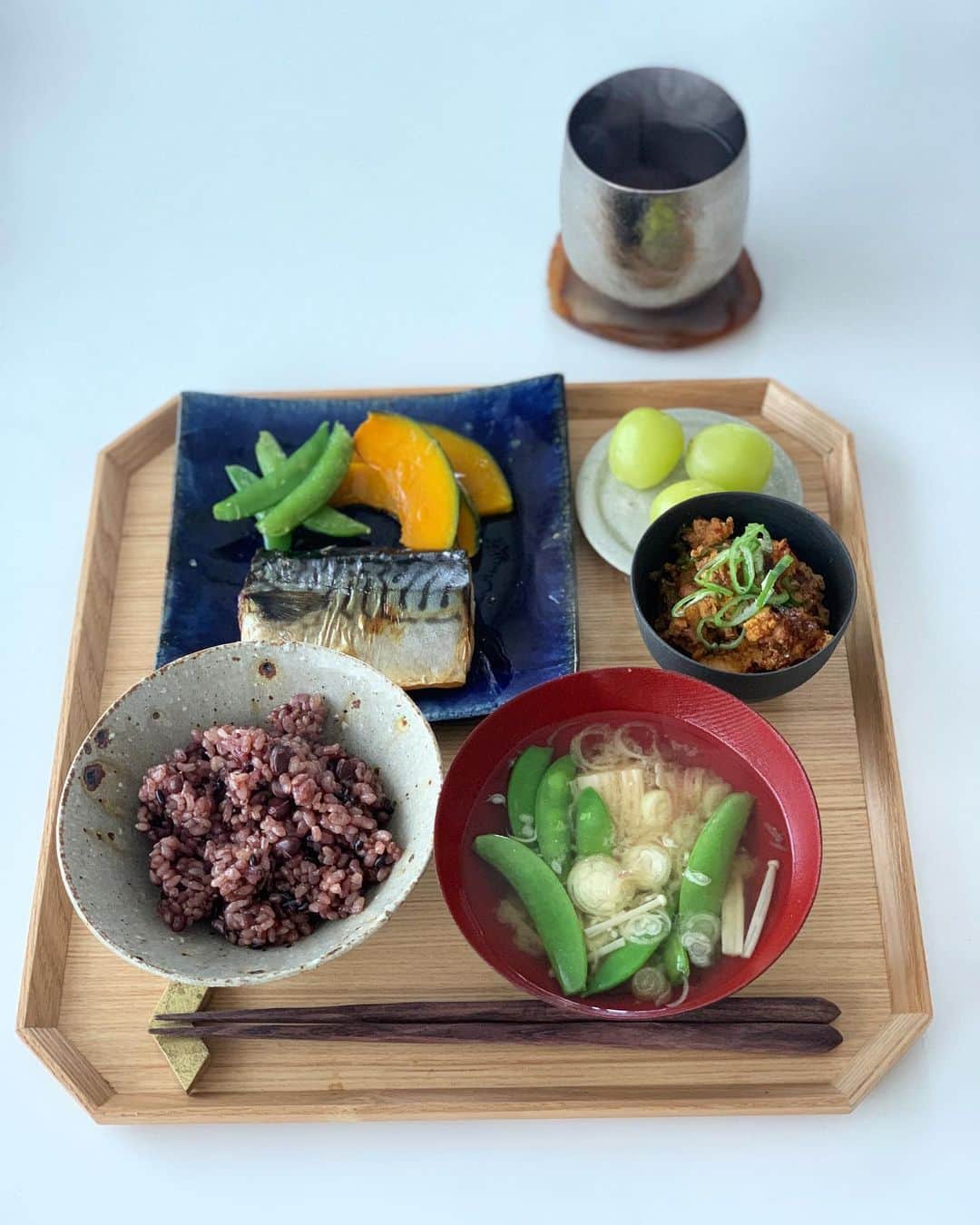 のインスタグラム：「・ ・ おはようモーニング🌞  秋晴れの日曜日起きて掃除、洗濯、ストレッチして 冷蔵庫、冷凍庫を見てこの1ヶ月はお野菜、フルーツ以外は買うのはやめようと決めて、お片付けごはん  自粛中に買って1回で食べきれなかった @coyacoya.tokyo さんのタッパーに入れた麻婆豆腐も 出てきた😂  今日も鳥のさえずりとさわやかな風を感じながら 美味しくいただけることに感謝して 良きいちにちを過ごそう😌 みなさまもステキな日曜日を！ ・ ・ #life #おうちごはん #あさごはん」