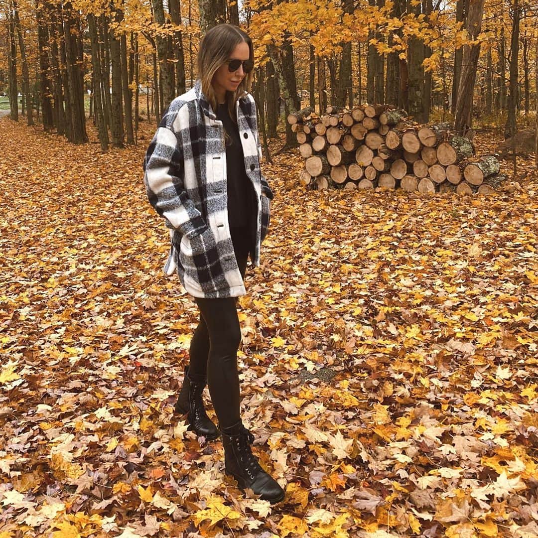 Helena Glazer Hodneのインスタグラム：「Books weekend away and immediately packs a “shacket..” details of this exact outfit in my bio. http://liketk.it/2Zxaf」