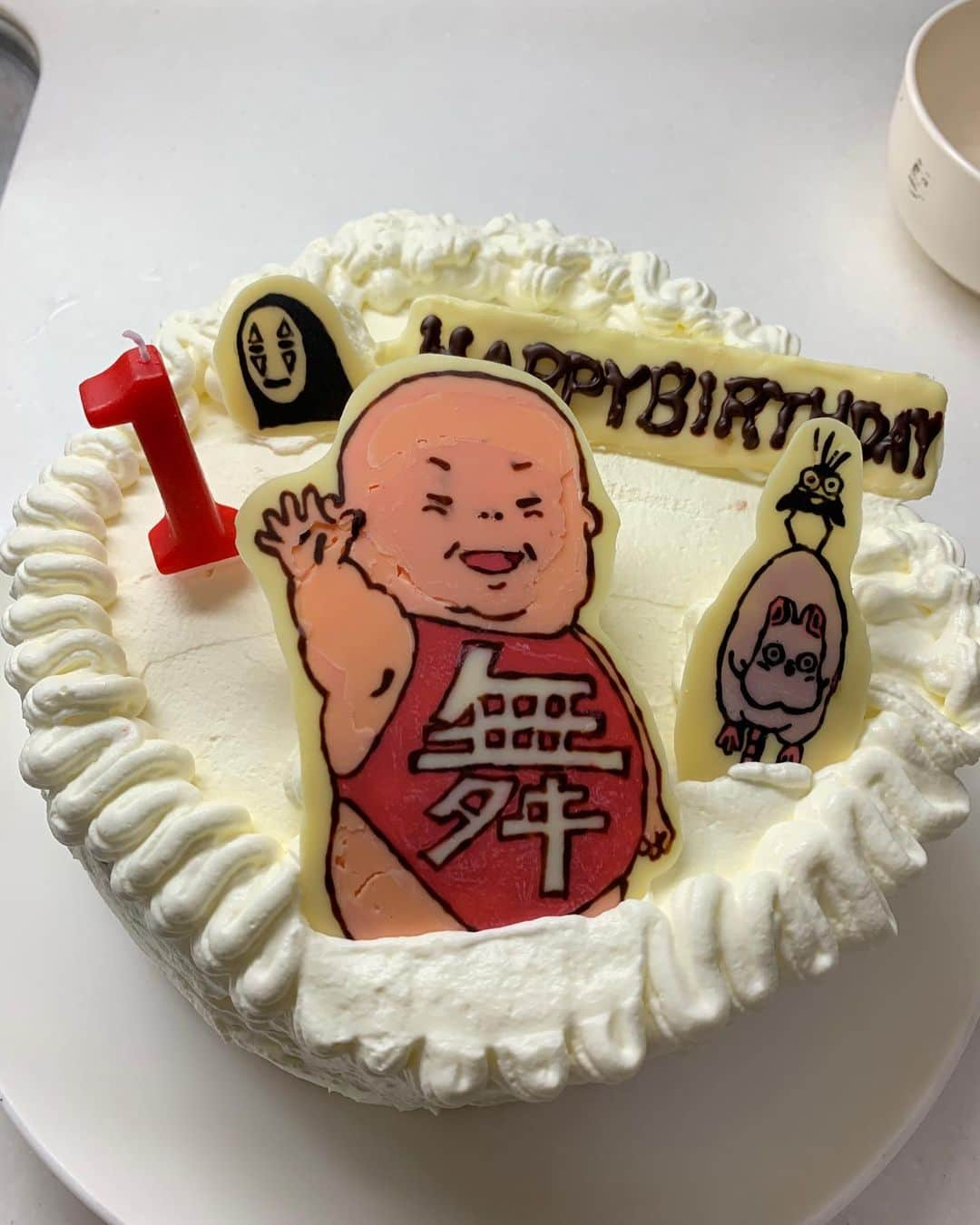 みかんさんのインスタグラム写真 - (みかんInstagram)「ケーキデビュー🎂 この日だけは無礼講🆗 1歳のバースデーだから許しますよ❤️ 全部手作り愛情♡純情♡感情♡ケーキすっごい食べてくれて母嬉しよッ💃💕 中身のフルーツは大好きなバナナ🍌 チョコプレートは少しミスっちゃったけど記念だよ😂 坊はもう他人とは思えないレベル(笑) 似てんだよなぁー(笑) 大きくなった時にコレ見て、娘なんて言うだろうね😆 その時までまた新しい楽しみが増えたかも👍 これからもいっぱい美味しいもの食べて大きくなろうね❤️ 舞の食べてる姿が一番好きよ💖 #1歳の誕生日 #ケーキデビュー #ケーキ大好き #手作りケーキ #中身はバナナ #チョコプレート楽しい #ハマるよ #千と千尋の坊」10月25日 8時35分 - mikan02241984