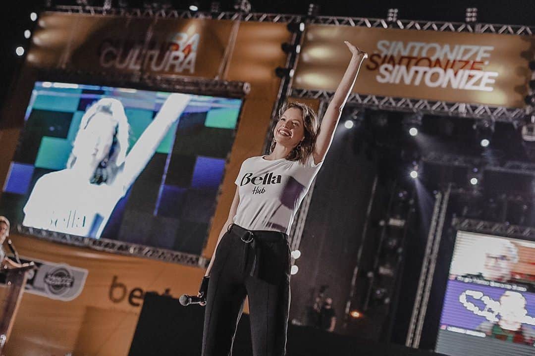アガサ・モレイラのインスタグラム：「Hoje participei do evento Kosmos, uma experiência @bellahubdetalentos e foi muito incrível! Amei poder compartilhar com tantos talentos um pouco da minha experiência de carreira. Espero ter incentivado muita gente a ir em busca dos seus sonhos! Parabéns Bella Hub por esse evento incrível e muito obrigada pelo convite. Foi um dia muito especial! ✨🙏🏻 #bellahub #bellahubdetalentos #hubdetalentos 📸 @carterfotografia」