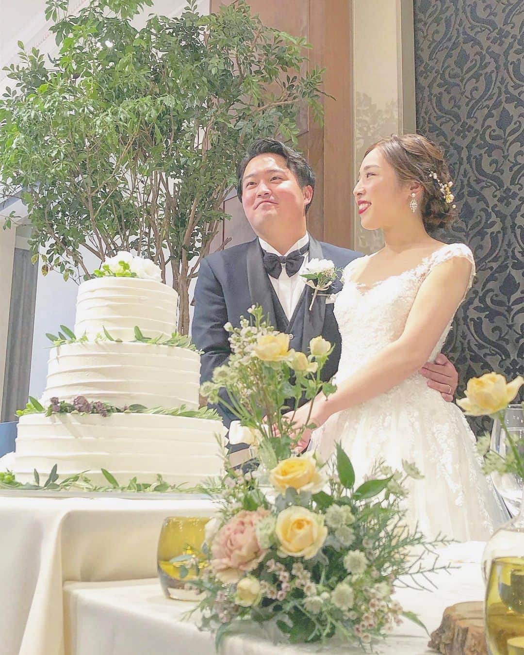 Dressy編集長 ♡miiさんのインスタグラム写真 - (Dressy編集長 ♡miiInstagram)「. 2020.10.24  kyon happywedding🕊 . 家は歩いて3分。小学生の頃に出会って、高校時代は、毎日登下校をともにして、一緒に野球部のマネして、毎週のようにお泊まりして、消しゴムが転がるだけで爆笑できた時代を一緒に過ごした人。大好きな、大切な人。 . こんな日がくるなんて、10年前は思いもしなかったー！めちゃくちゃキレイで、世界一すてきな花嫁姿だった！🤍 . . #DRESSY花嫁 #プラコレ #2020秋婚 #名古屋花嫁 #結婚式 #おめでとう #星ヶ丘アートグレイスクラブ」10月25日 8時42分 - dressy_mii