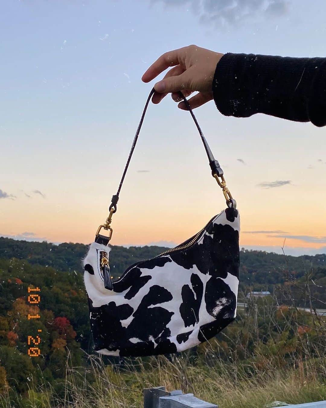 Urban Outfittersさんのインスタグラム写真 - (Urban OutfittersInstagram)「She’s cute. 😌 Tap to shop the Luna Baguette bag. @nataliemariejust」10月25日 8時49分 - urbanoutfitters