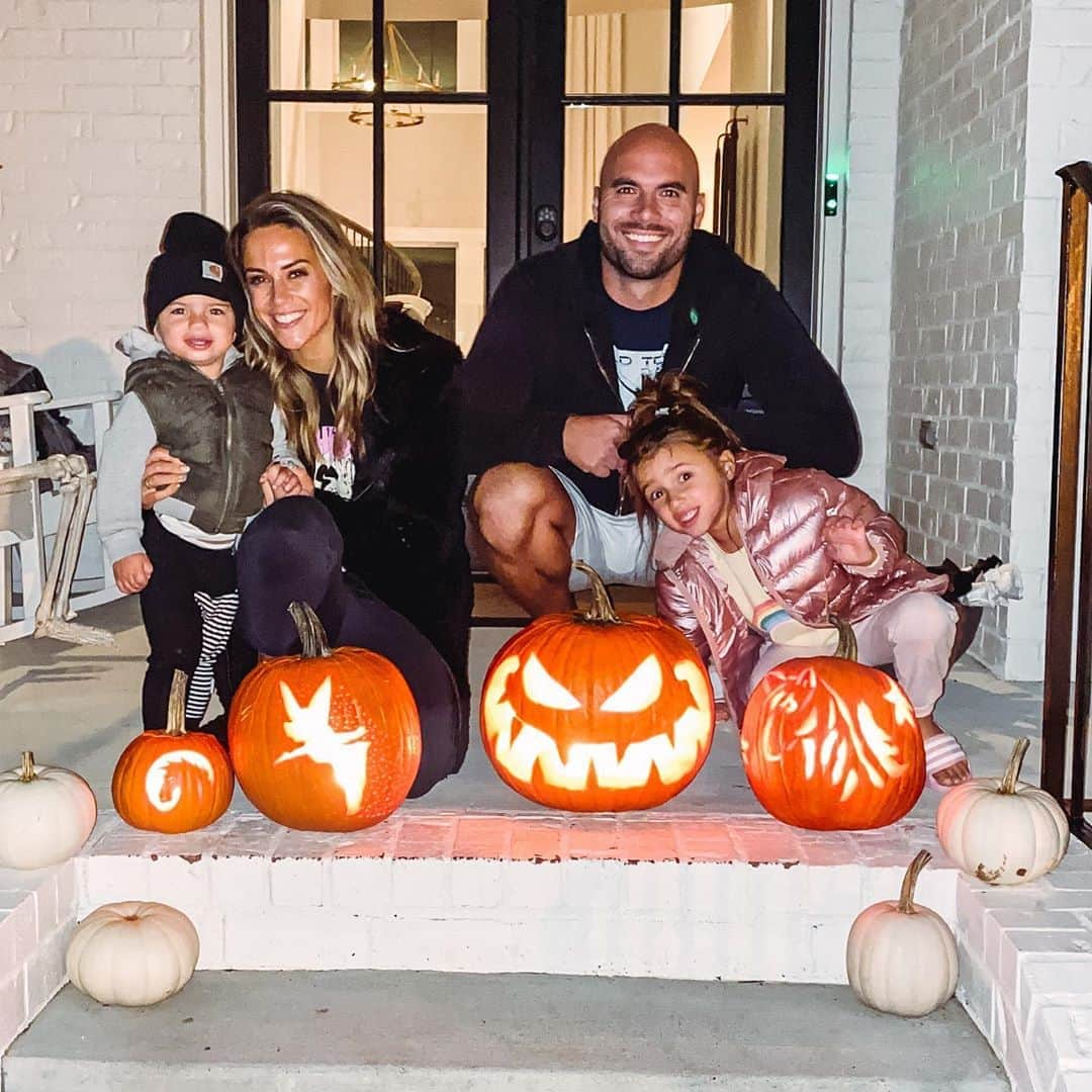 ジャナ・クレイマーさんのインスタグラム写真 - (ジャナ・クレイマーInstagram)「Spirit, Tinkerbell, scary creature and a unicorn. About sums it up ;). #family #halloween #pumpkincarving」10月25日 8時59分 - kramergirl