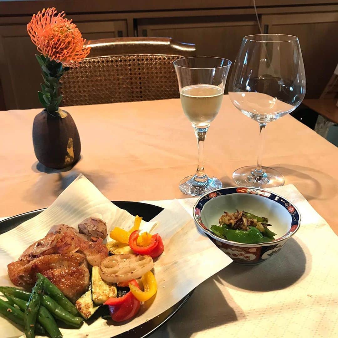 土屋眞弓のインスタグラム：「大好きな佐枝子ちゃんとSaturday brunch🥂  本日の献立 鶏モモ肉のガーリックソテー 色々野菜と小布施栗のオリーブオイル焼き添え 大根とがんもどきの煮物 蓮根と海老の真薯 蕨餅  軽井沢で購入した経木をお皿の上に敷いてみました❣️ 庭の南天の葉をあしらったり🌿 お昼からいただくシャンパン美味し〜🍾🥂 楽しいお喋りと美味しいお料理で素敵な昼下がり✨✨  #saturdaybrunch  #おうちごはん #andspecial」