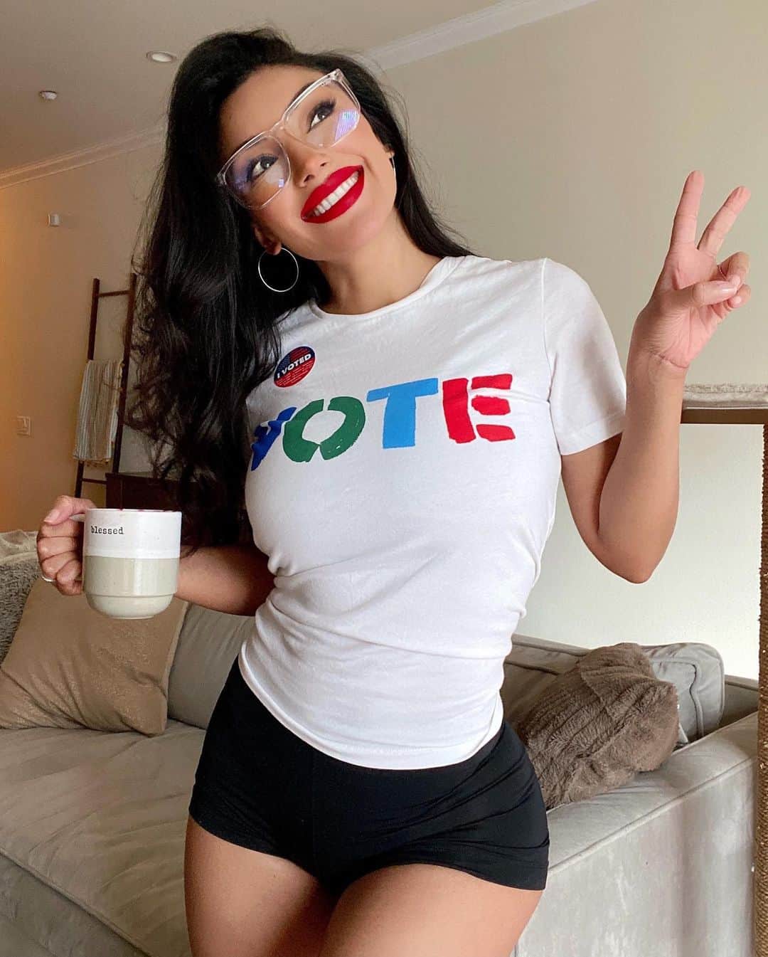 ゼリカ・シルバーのインスタグラム：「I’m grateful for my right & privilege to vote.  White Women gained the right in 1920, but Women of color had to wait until the Voting Rights Act of 1965 to cast their ballot. There are currently 32 million eligible Latino voters, but during the 2016 election, less than half exercised their right to vote. Latina turnout rates are 14-20% lower than non-Hispanic black or white women. If you decided not to vote, why?   We have the power to make a difference in this election as we are now the largest minority group! We can change the system to look more like us with our involvement.   I was so touched this morning during our @she_sepuede Power Squad Zoom call with @evalongoria. She said, “You don’t need a Ph.D. in Political Science to vote. You just need to care.” I echo that sentiment because it’s TRUE! Click the link in bio for more resources and education on voting. We are 10 days out, mi gente! Let’s do this #SheSePuede #SheSePuedePowerSquad #SSPPowerSquad #VoteEarlyDay #LatinoVote」