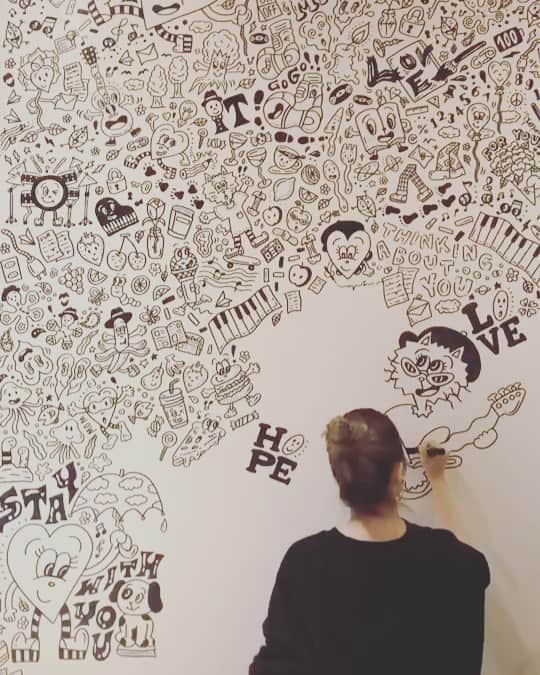 TERUのインスタグラム：「^_^  22日に函館のワイナリー農楽蔵さんのぶどう収穫のお手伝いをしに行ってきました。  昨年も参加させて頂いたのですが、今回も東京から仲間たちが20人ほど来てくれて本当に楽しかったし、作る楽しさや大変さを知って飲むワインはまたひと味違うものがあるな〜と改めて感じさせて頂きました。  そして、念願が叶う瞬間も！  セブンイレブンさんとのコラボで出会い、それ以来公私ともにお世話になってる　@yukachocomoo ちゃんに函館まで来て頂き、スタジオのゲストルームの壁にイラストを描いて頂きました。  感動です。  一生の宝物がまた一つ増えました^_^  函館に集まってくれた仲間たちに大感謝です。  コロナ禍の中、不自由な日々が続き札幌ドームが中止になった事もあり、珍しく沈みかけていた心を仲間たちの笑顔が温かく包み込んでくれた日々を過ごすことが出来ました。  心が元気になったので、31日のハロウィンライブに向け今日から集中したいと思います！  #chocomoo #農楽蔵」