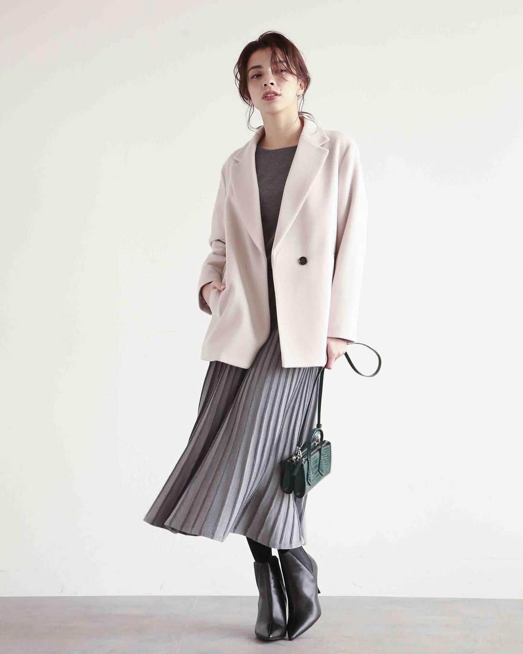 cdec_official Aesthetic Senseのインスタグラム：「. 2020 WINTER NEW ITEM . . グレーのニットアップに大人っぽさと上品な女性らしさを合わせもつグレージュのジャケットを合わせた洗練されたスタイル。ストレスフリーなウール素材のジャケットとニットアップは、動きやすくリラクシーな着心地でオンオフ活躍します。 . . .  #クードシャンス #2020秋冬 #WINTER #冬コーデ  #WINTERFASHON #トレンド #華やかコーデ　#カジュアルコーデ  #細見え #着回しコーデ  #着回し #大人カジュアル #休日コーデ #ファッション  #大人コーデ  #大人コーディネート #今日のコーデ #今日のコーディネート #お洒落さんと繋がりたい #ファッション好きな人と繋がりたい #大人女子 #大人女子コーデ #リモートワーク#おしゃれコーデ#リラックスコーデ#ニット #ニットコーデ #ニットセットアップ #ジャケット#pコート」